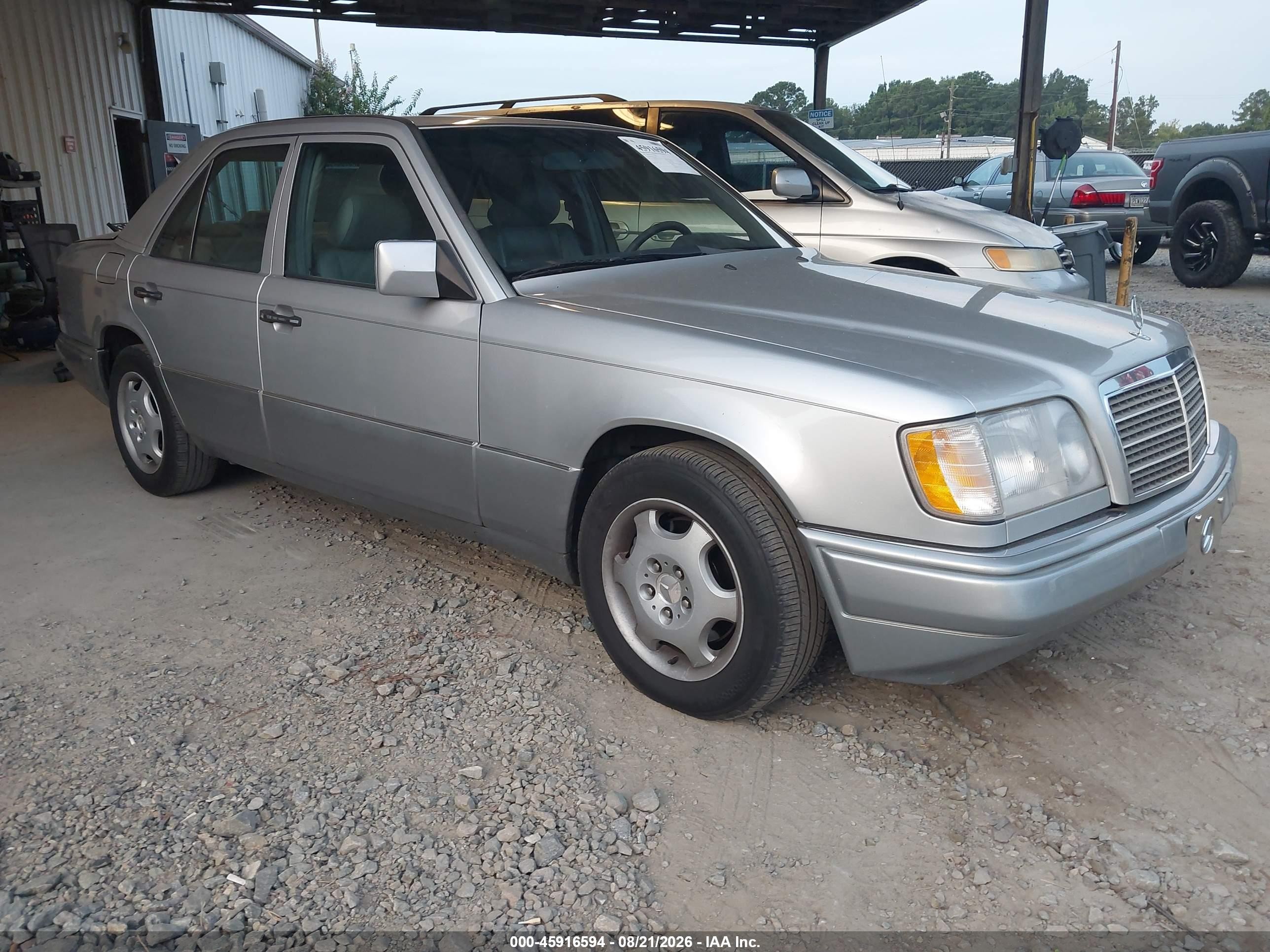 1995 Mercedes-benz E-klasse VIN WDBEA32E7SC256911 IAAI salvage auction — Side, Salvage (Georgia), sold $825 on 2026-10-05 (photo 1)