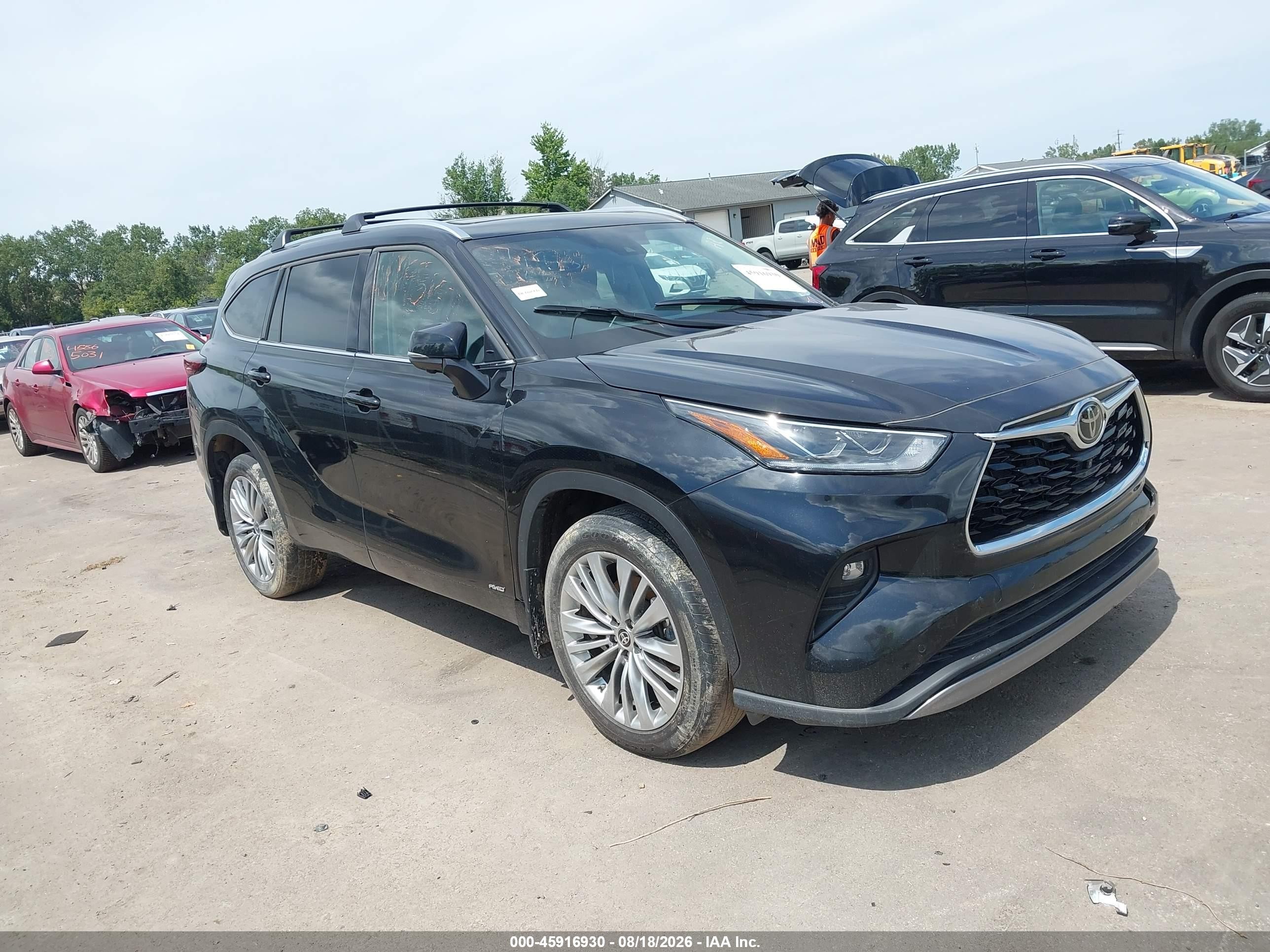 2025 Toyota Highlander Hybrid VIN 5TDEBRCH9SS655621 — IAAI salvage auction photo
