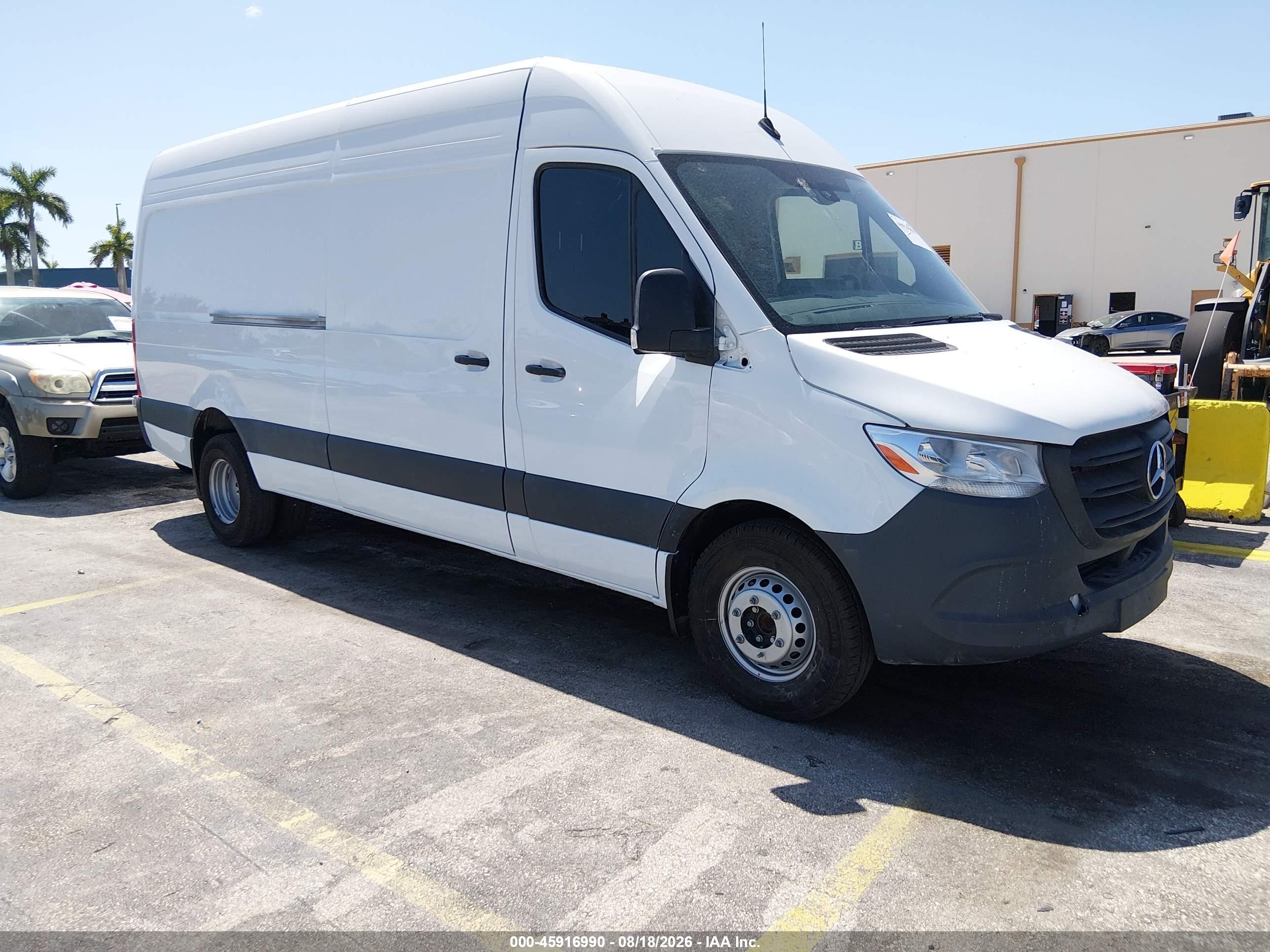 2024 Mercedes-Benz Sprinter VIN W1Y5NCHY7RT186842 — IAAI salvage auction photo
