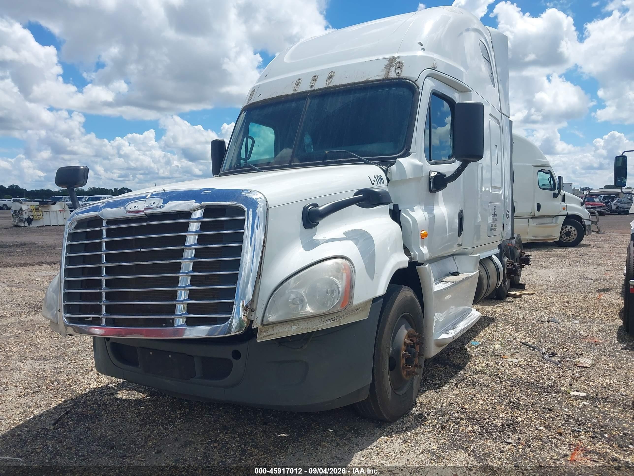 2015 Freightliner Cascadia 125 VIN 3AKJGLD5XFSGD4975 IAAI salvage auction — Repossession, Clear (Georgia), sold $9,000 on 2026-09-18 (photo 2)