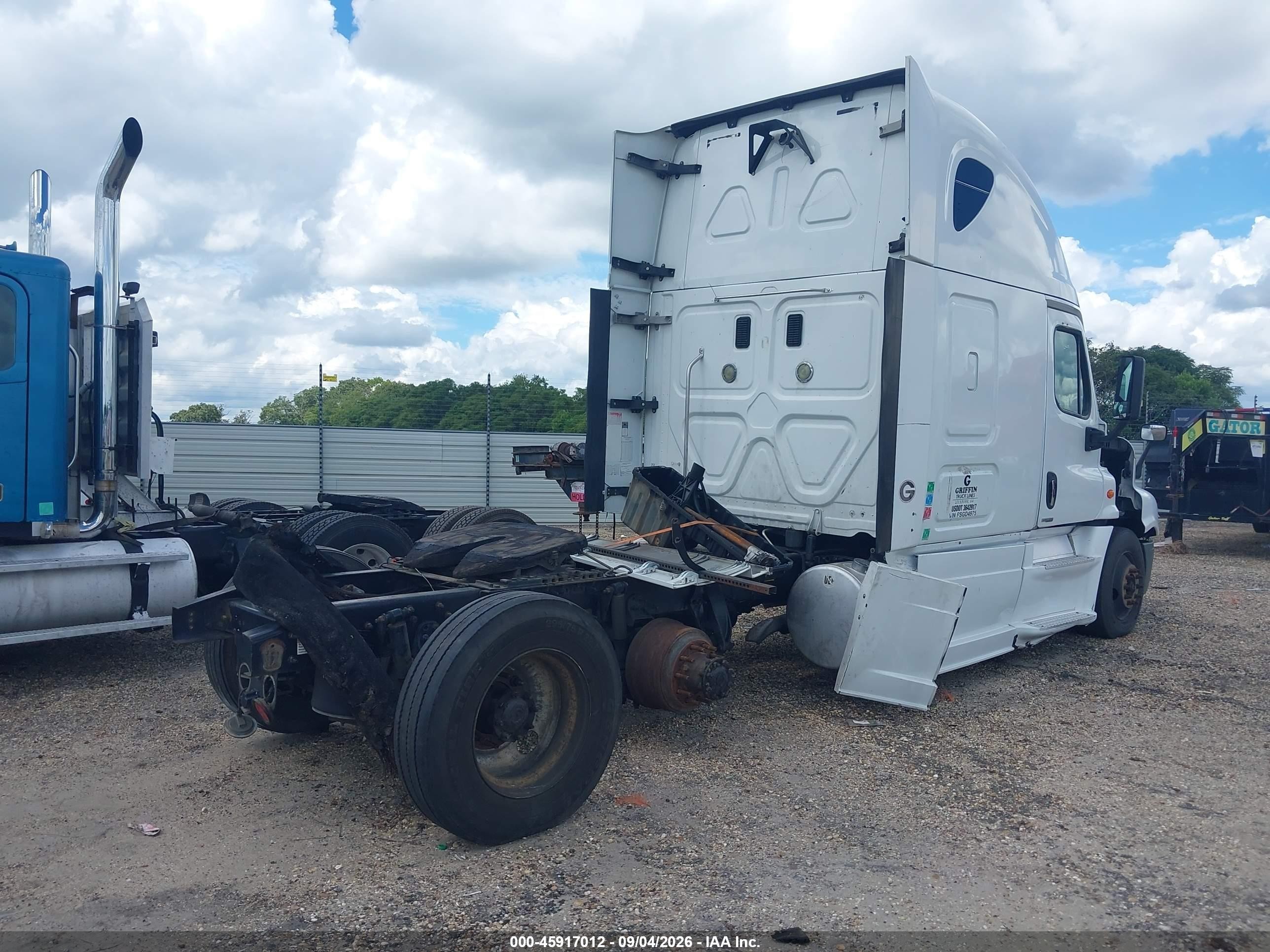 2015 Freightliner Cascadia 125 VIN 3AKJGLD5XFSGD4975 IAAI salvage auction — Repossession, Clear (Georgia), sold $9,000 on 2026-09-18 (photo 4)