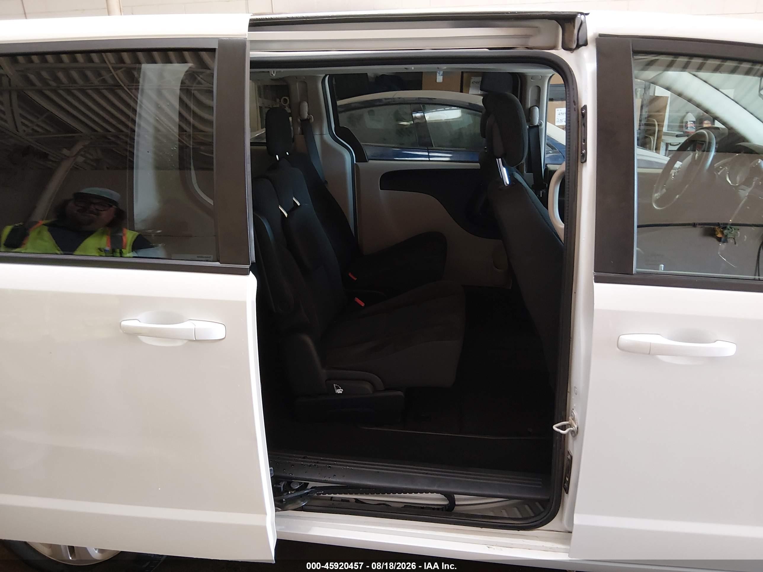 2018 Dodge Grand Caravan VIN 2C4RDGBG1JR296684 IAAI salvage auction — Normal Wear, SF97 (Oklahoma), sold $8,850 on 2026-09-16 (photo 8)