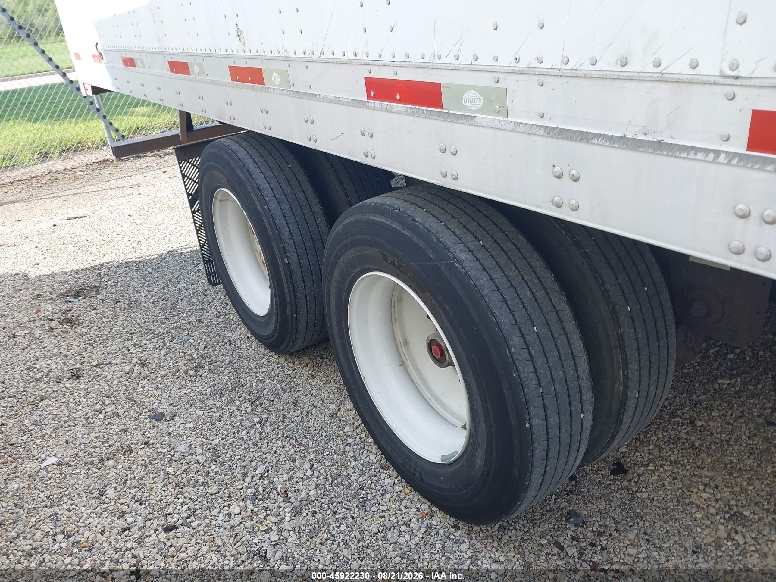 2012 Utility Trailer Mfg Unknown VIN 1UYVS2538CP244703 IAAI salvage auction — Frame Damage, Salvage (Illinois), sold $2,150 on 2026-09-30 (photo 7)