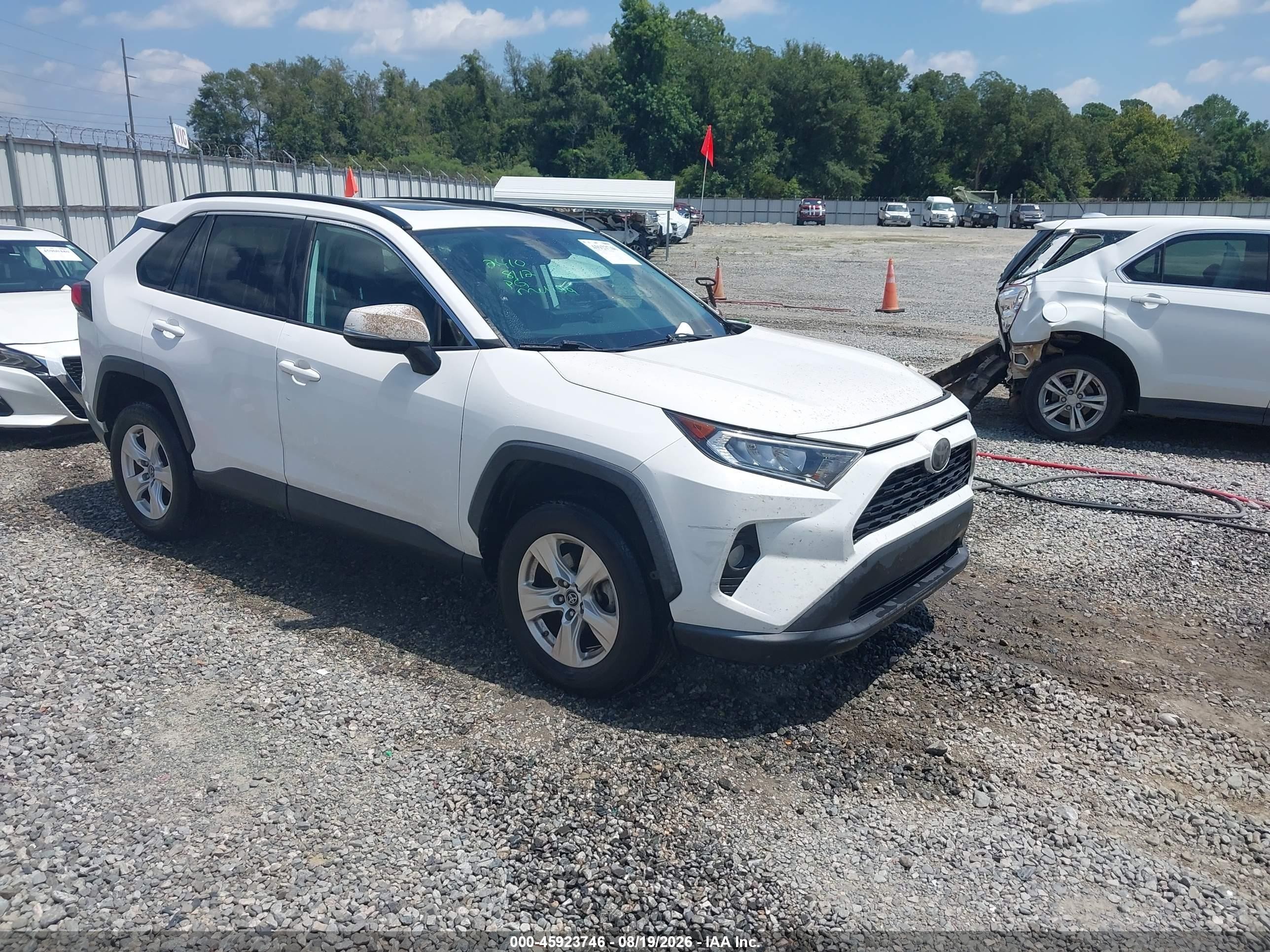 2019 Toyota RAV4 VIN 2T3P1RFV2KC026327 — IAAI salvage auction photo