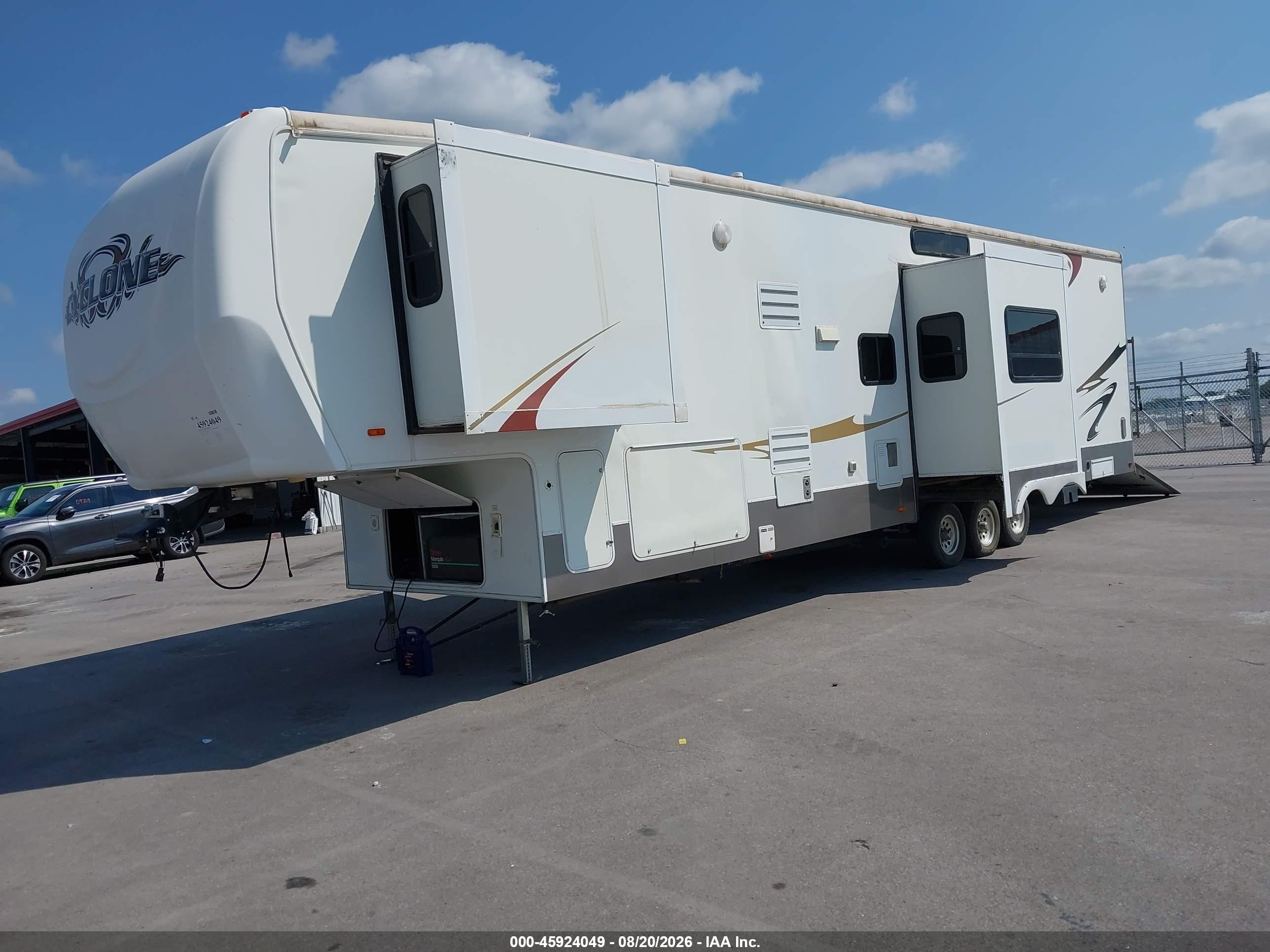 2007 Heartland Cyclone VIN 5SFGF40387E006198 IAAI salvage auction — Side, Salvage (Nebraska), sold $4,500 on 2026-09-10 (photo 2)