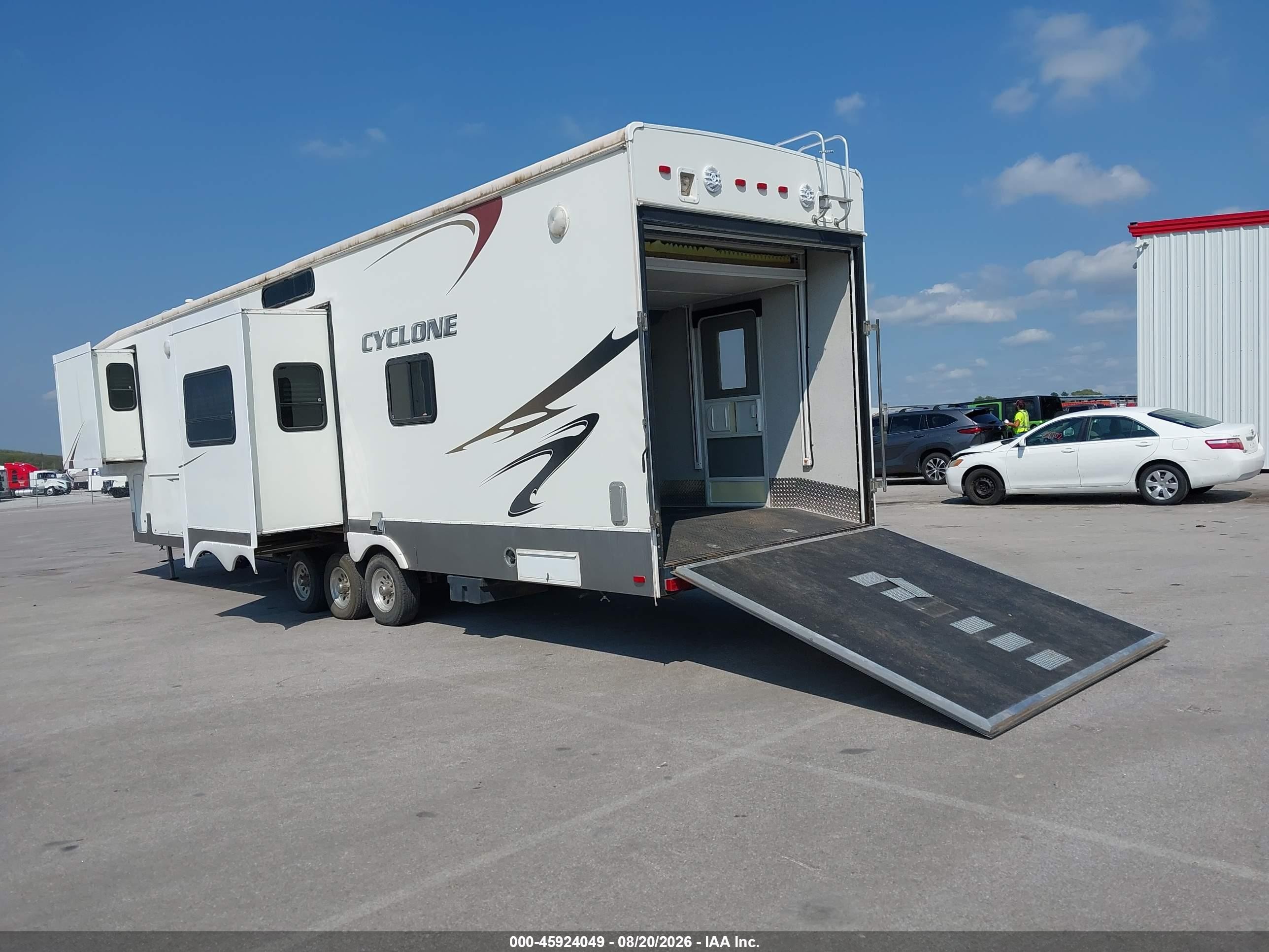 2007 Heartland Cyclone VIN 5SFGF40387E006198 IAAI salvage auction — Side, Salvage (Nebraska), sold $4,500 on 2026-09-10 (photo 3)