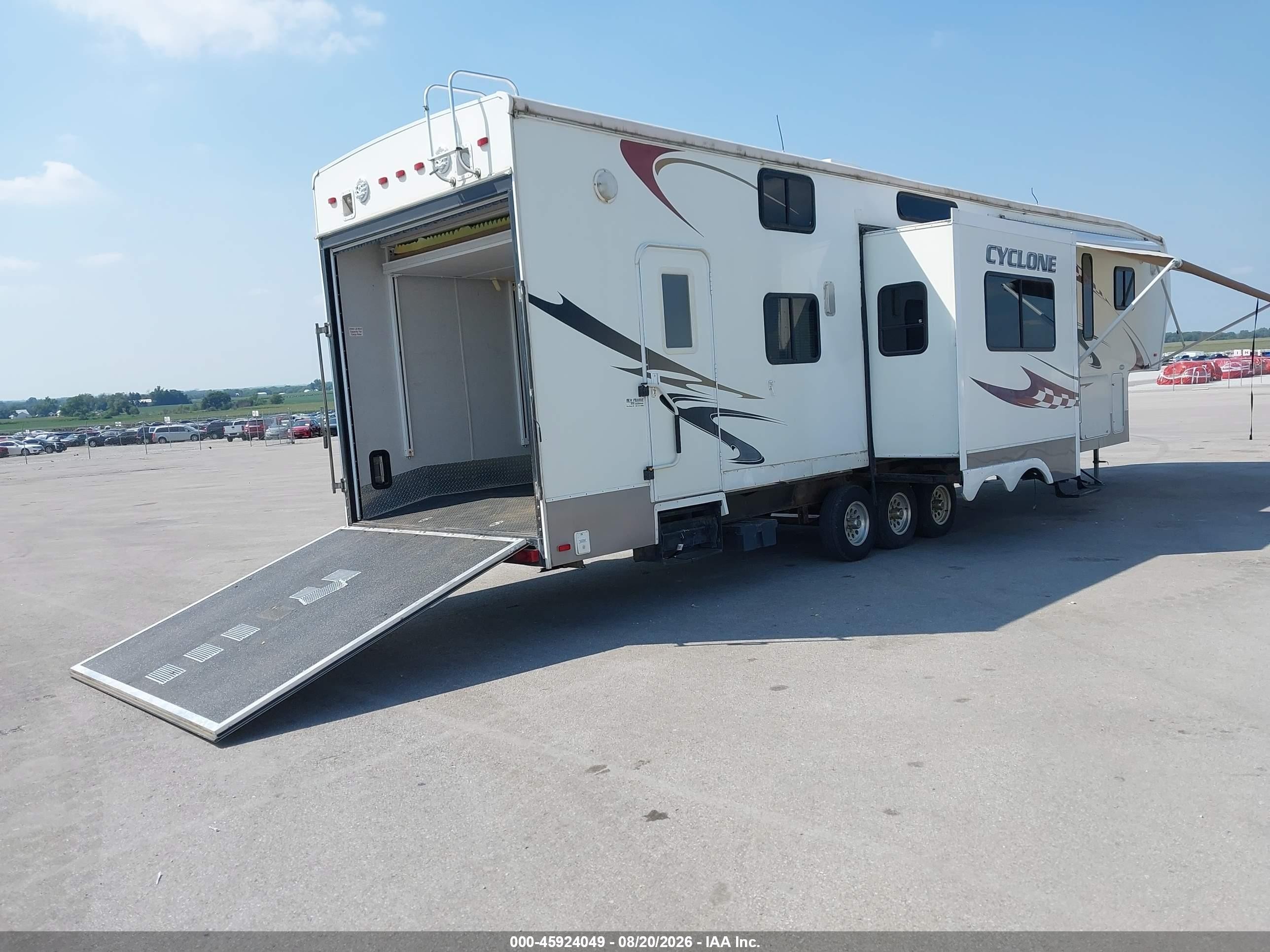 2007 Heartland Cyclone VIN 5SFGF40387E006198 IAAI salvage auction — Side, Salvage (Nebraska), sold $4,500 on 2026-09-10 (photo 4)