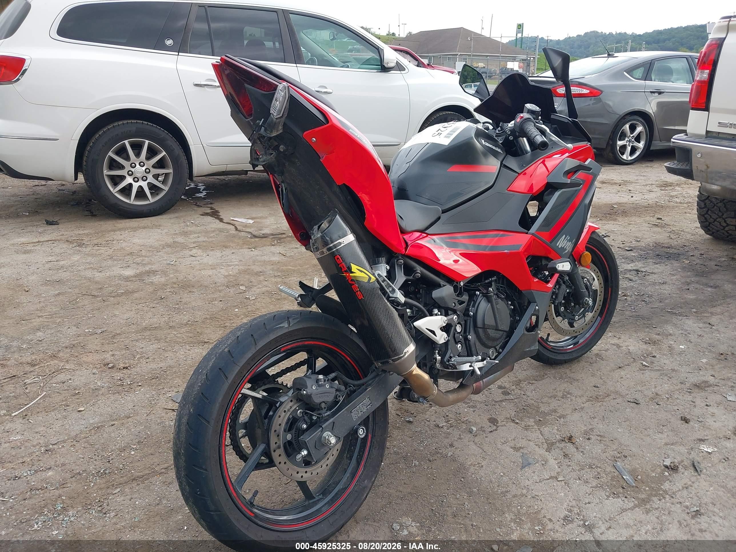 2024 Kawasaki EX500 VIN ML5EXGJ12RDA25065 IAAI salvage auction — Rear End, Salvage (West Virginia), sold $1,350 on 2026-10-11 (photo 4)