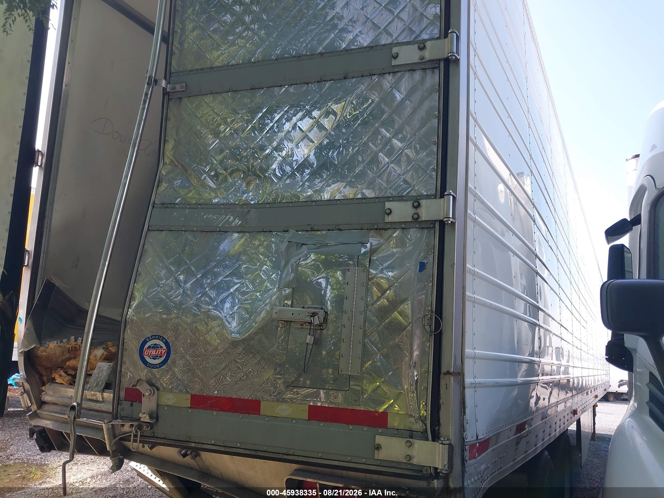 2020 Utility Trailer Mfg 53' Reefer Semi Trailer VIN 1UYVS2536L2799680 IAAI salvage auction — Rear End, Salvage (Illinois), sold $7,700 on 2026-10-07 (photo 4)