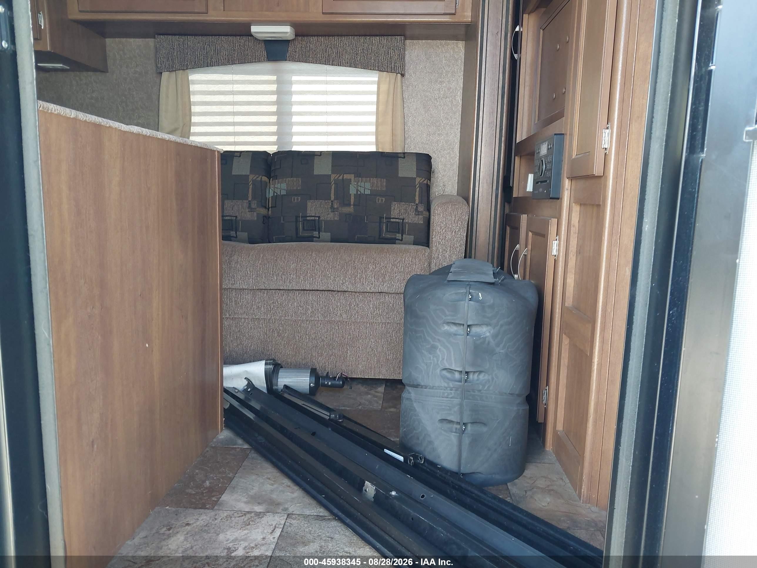 2016 Coachmen Apex VIN 5ZT2CXVB2GA007344 IAAI salvage auction — Storm Damage, Clear (Michigan), sold $2,650 on 2026-09-23 (photo 5)