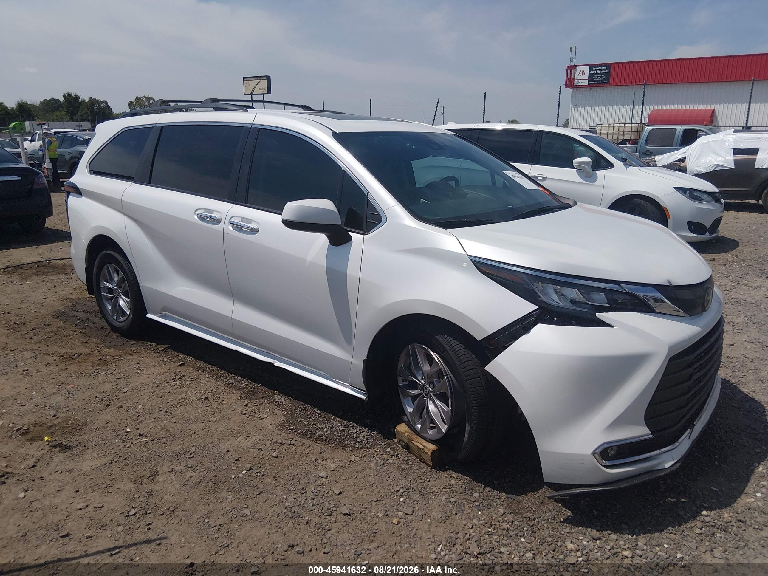 2022 Toyota Sienna VIN 5TDYRKECXNS118326 — IAAI salvage auction photo