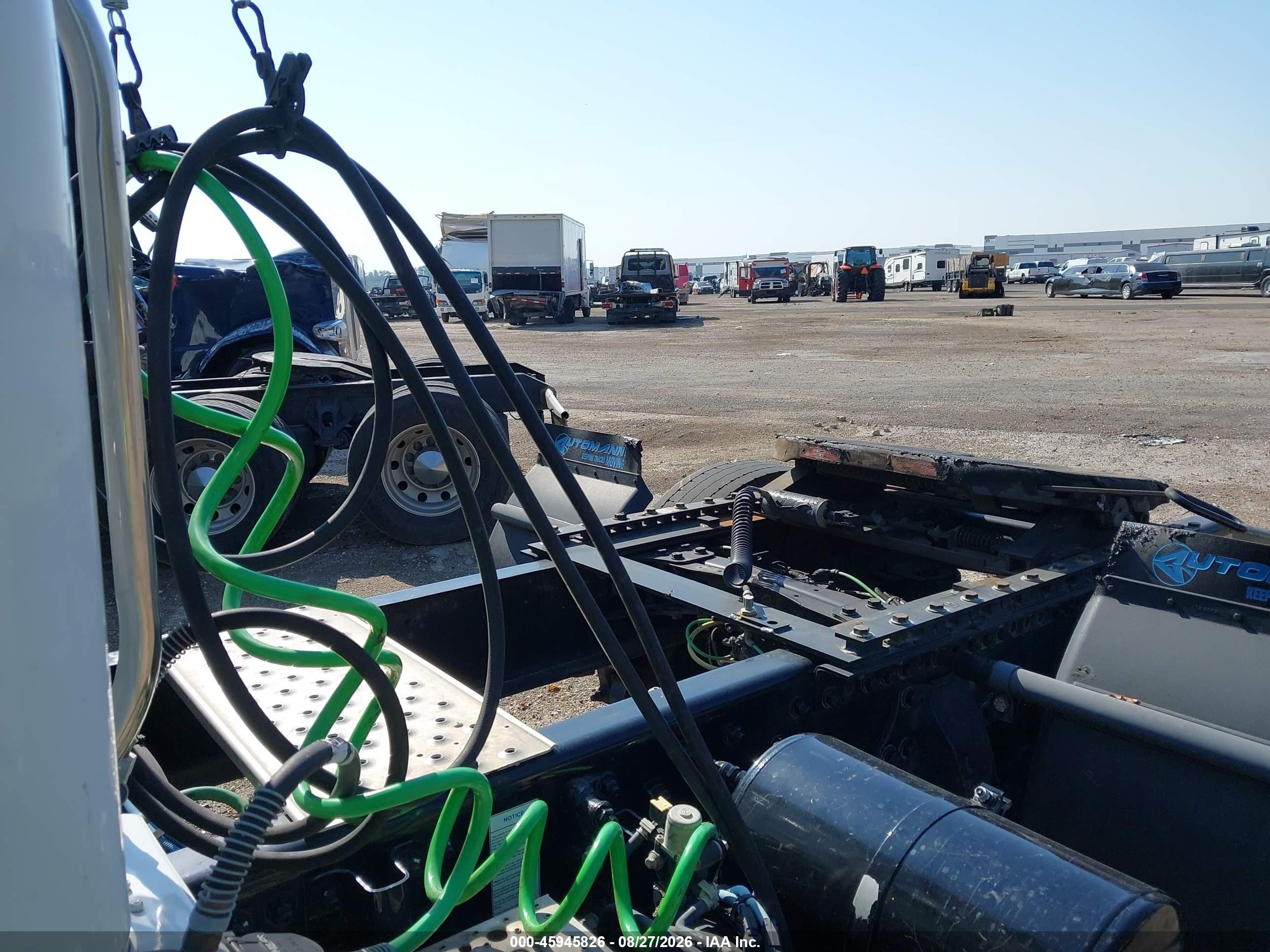 2019 Freightliner M2 106 VIN 1FUBCYD25KHLL0157 IAAI salvage auction — Engine Damage, Clear (Texas), sold $2,700 on 2026-09-23 (photo 7)