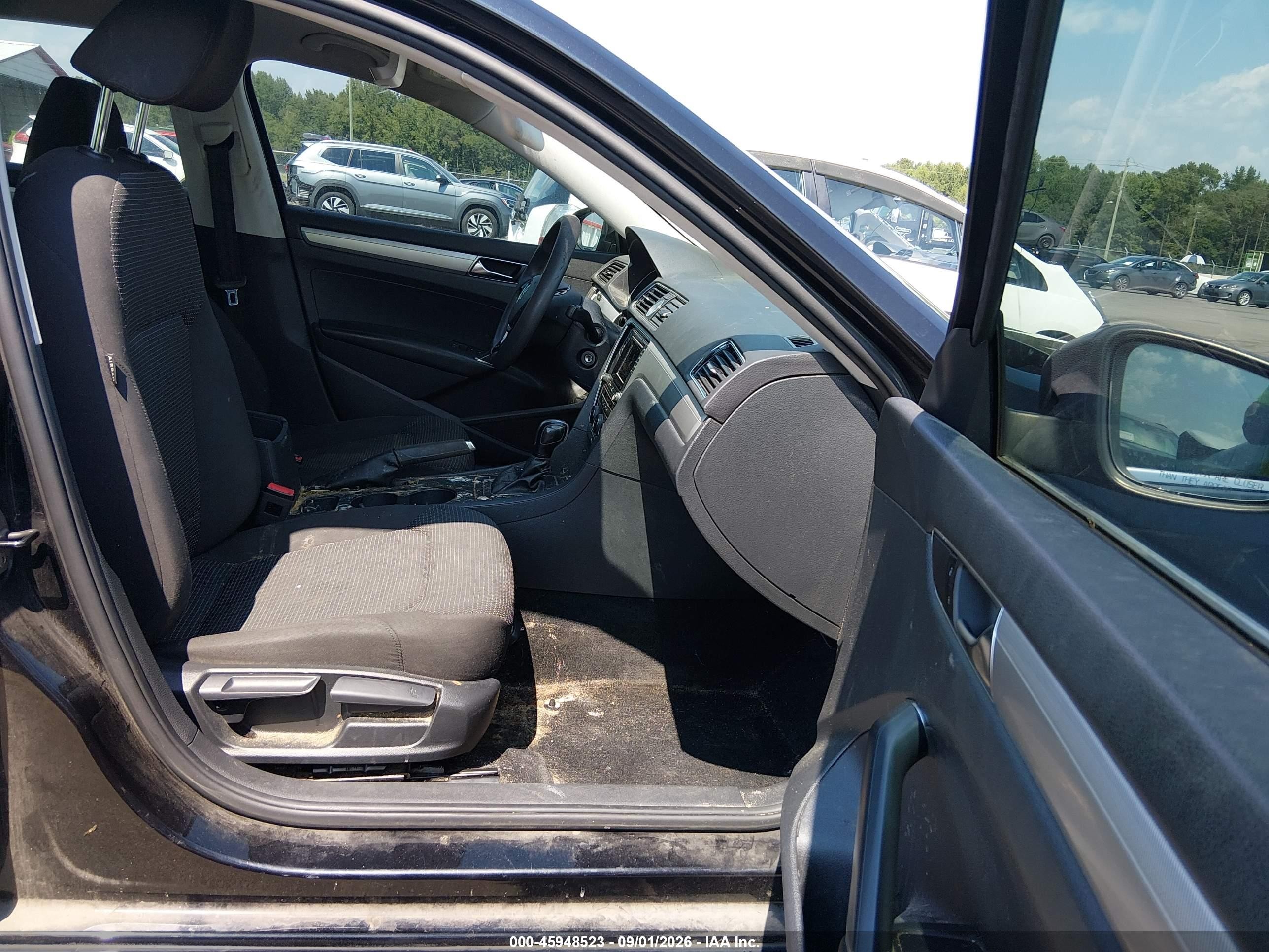 2017 Volkswagen Passat VIN 1VWAT7A36HC077332 IAAI salvage auction — Unknown, Salvage (South Carolina), sold $700 on 2026-09-23 (photo 5)