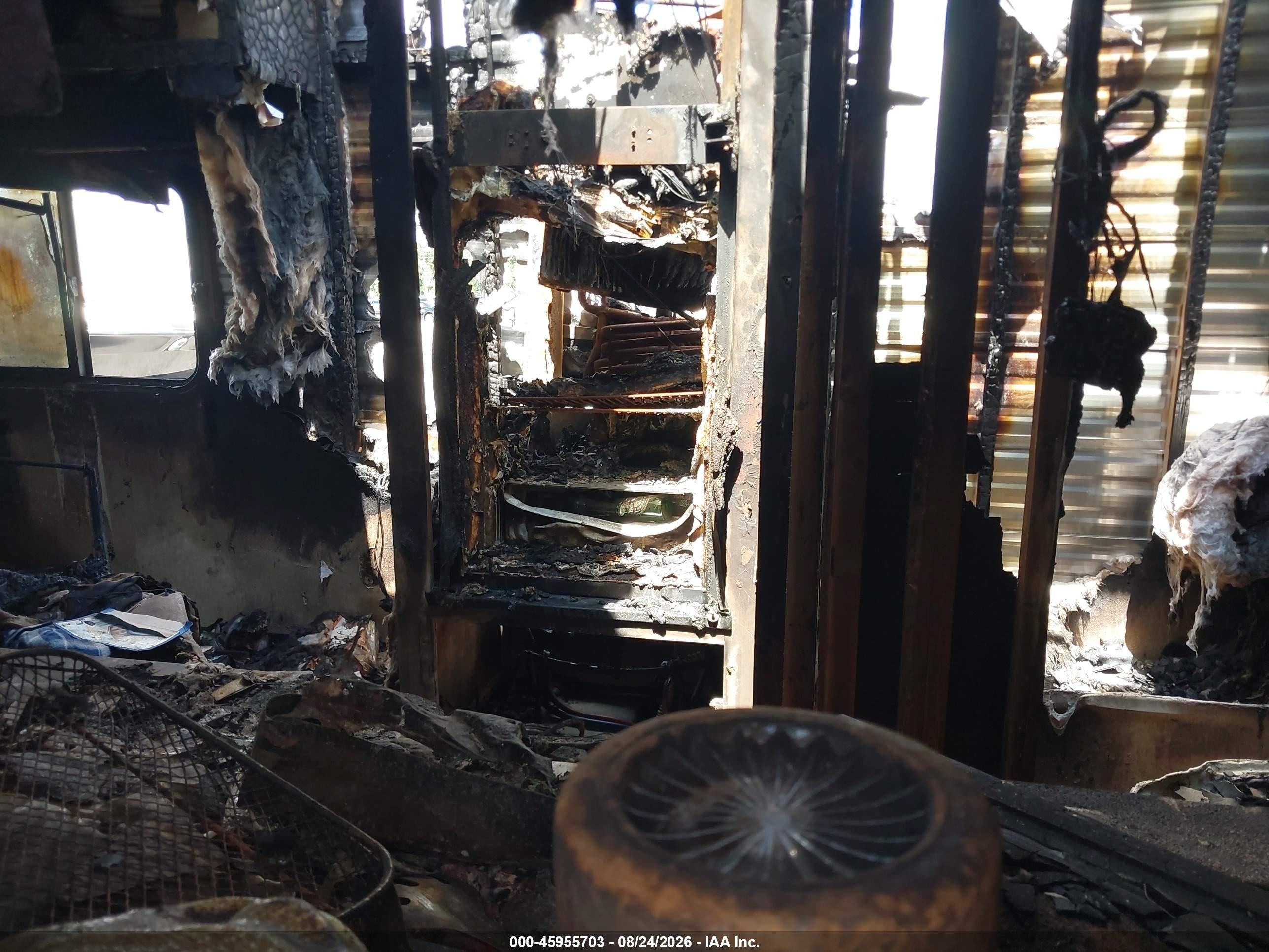 2019 Coachmen Catalina VIN 5ZT2CAHB2KU032101 IAAI salvage auction — Burn, Certificate Of Destruction (Florida), sold $1,000 on 2026-09-25 (photo 5)