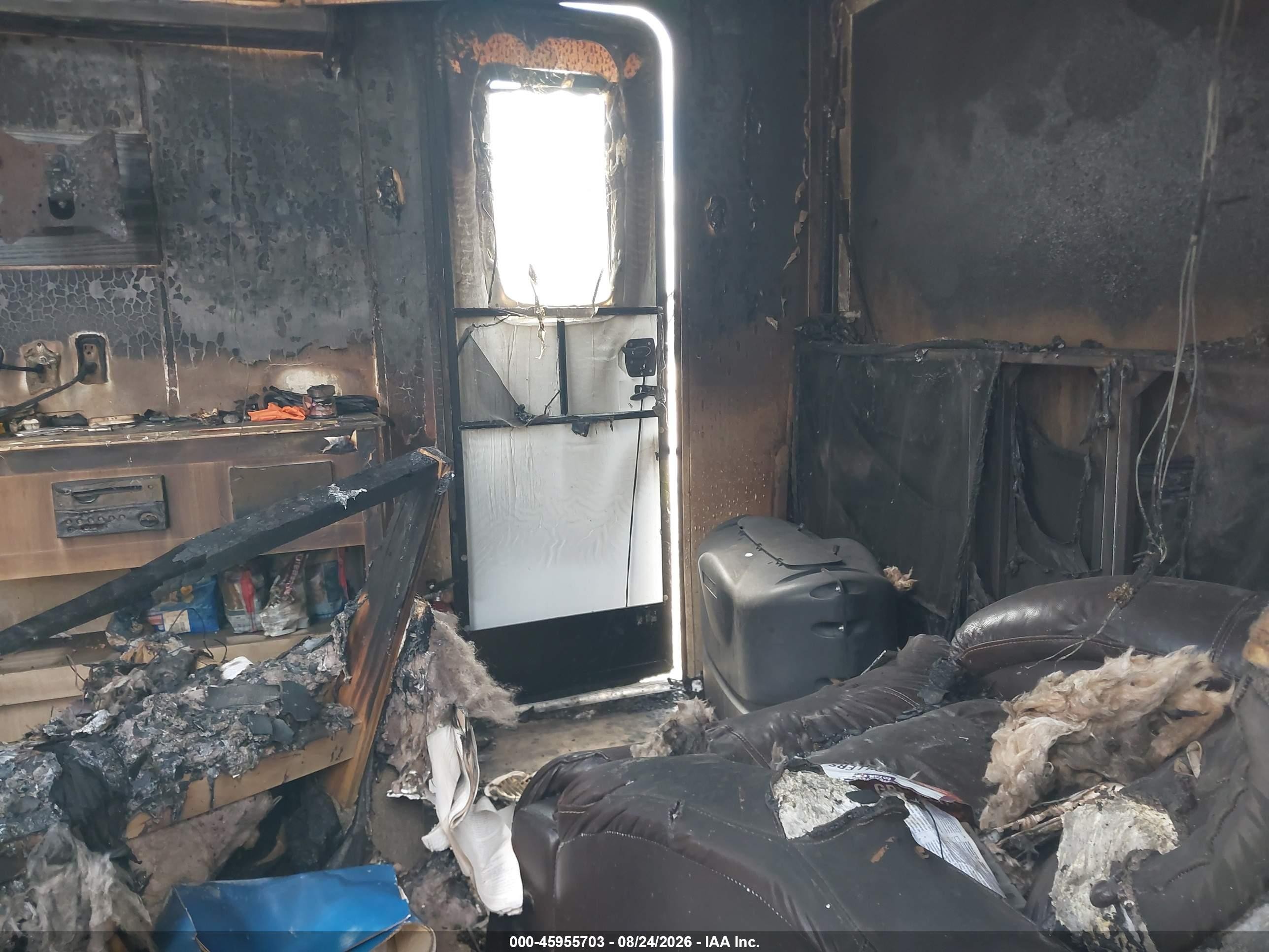 2019 Coachmen Catalina VIN 5ZT2CAHB2KU032101 IAAI salvage auction — Burn, Certificate Of Destruction (Florida), sold $1,000 on 2026-09-25 (photo 8)