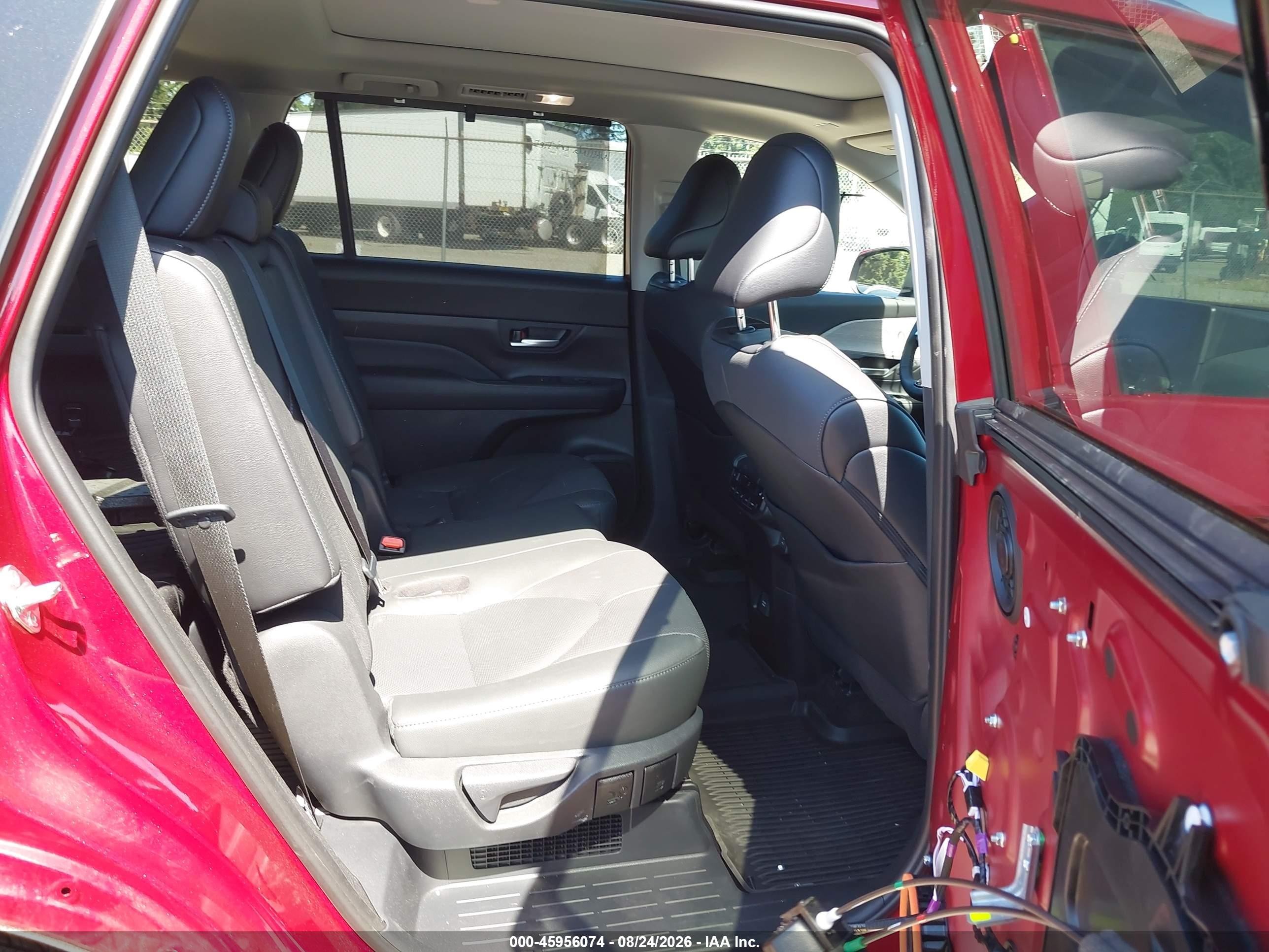 2026 Toyota Highlander VIN 5TDACAB59TS067997 IAAI salvage auction — Side, Bill Of Sale (Washington), sold $25,250 on 2026-09-13 (photo 8)