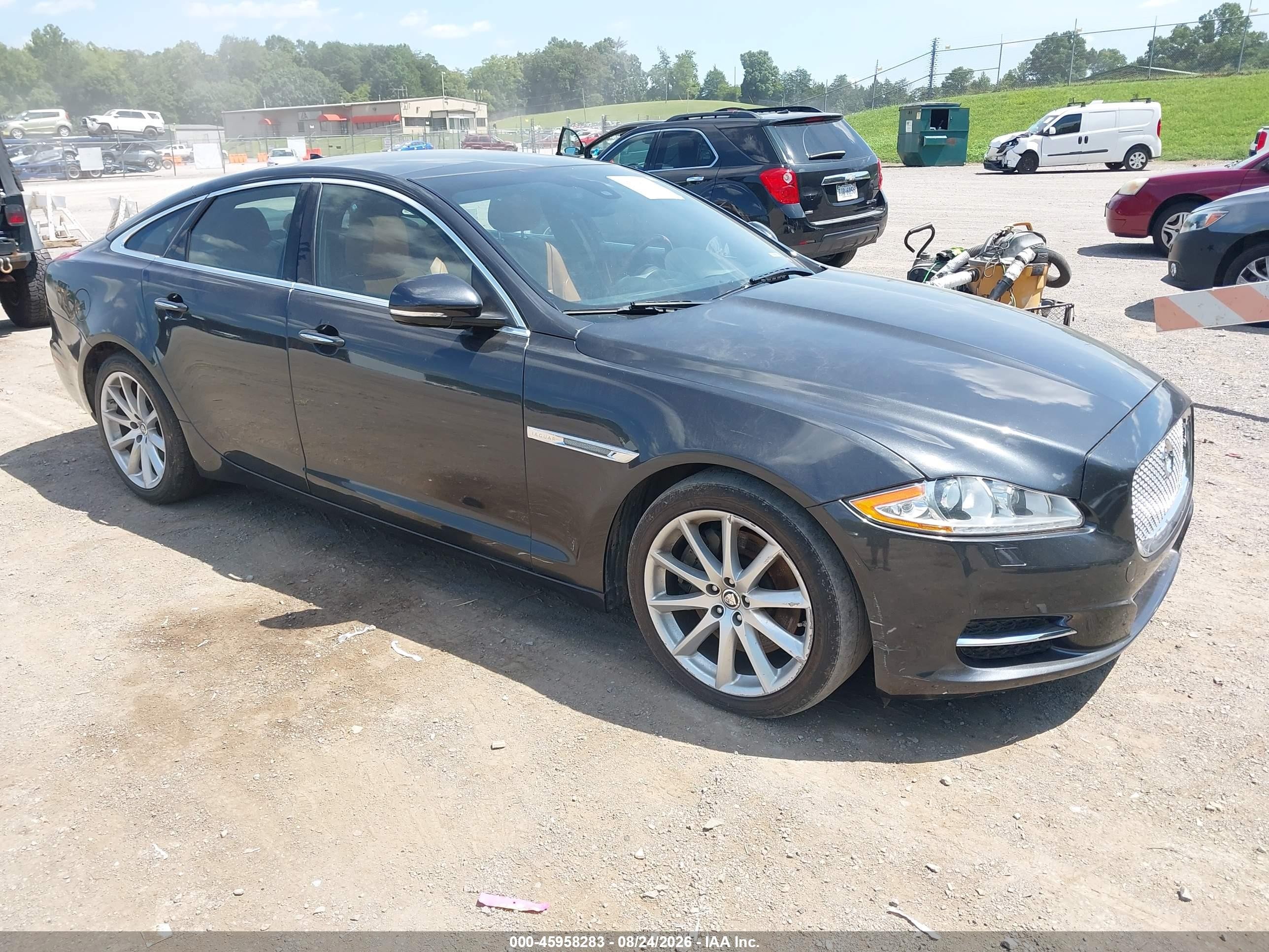 2013 Jaguar Xj VIN SAJWA1C77D8V40010 IAAI salvage auction — Normal Wear, Clear (Tennessee), sold $625 on 2026-09-09 (photo 1)