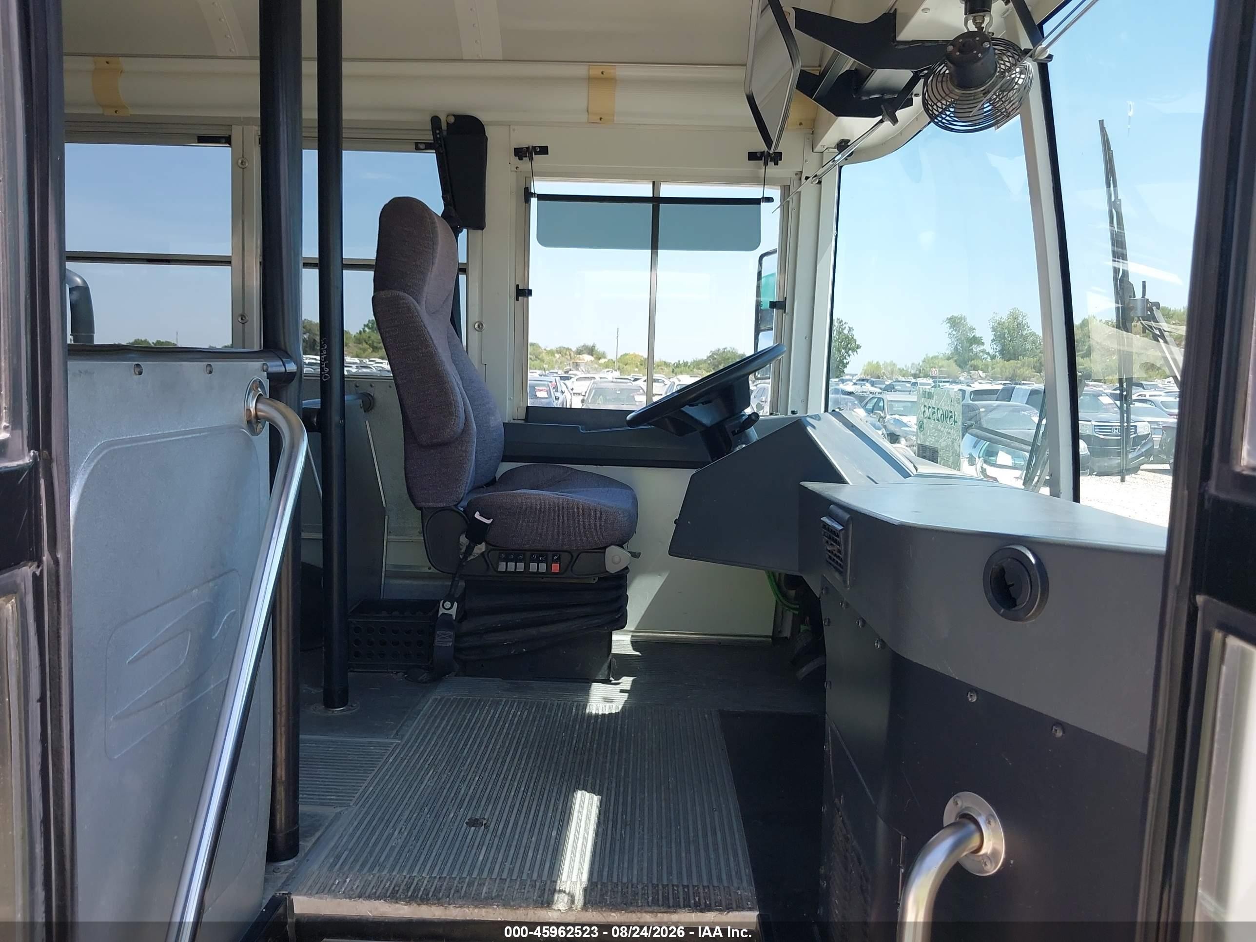 2014 Blue Bird School Bus / Transit Bus VIN 1BABNBCA7EF304709 IAAI salvage auction — Normal Wear, Sf97 (Texas), sold $20,600 on 2026-09-16 (photo 5)