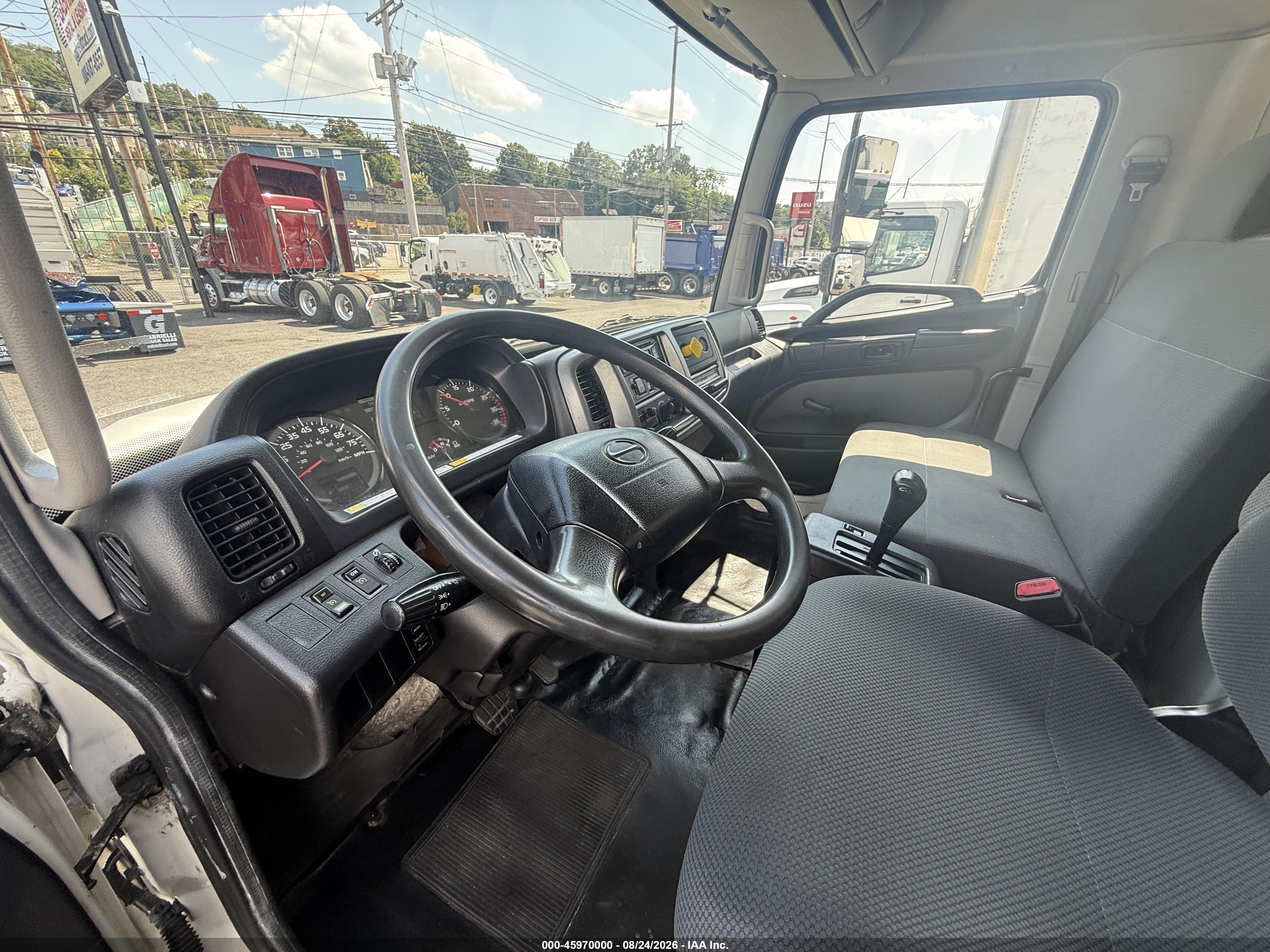 2015 Hino 268a VIN 5PVNJ8JT9F4S56181 IAAI salvage auction — Normal Wear, Clear (New Jersey), sold $18,950 on 2026-09-18 (photo 9)
