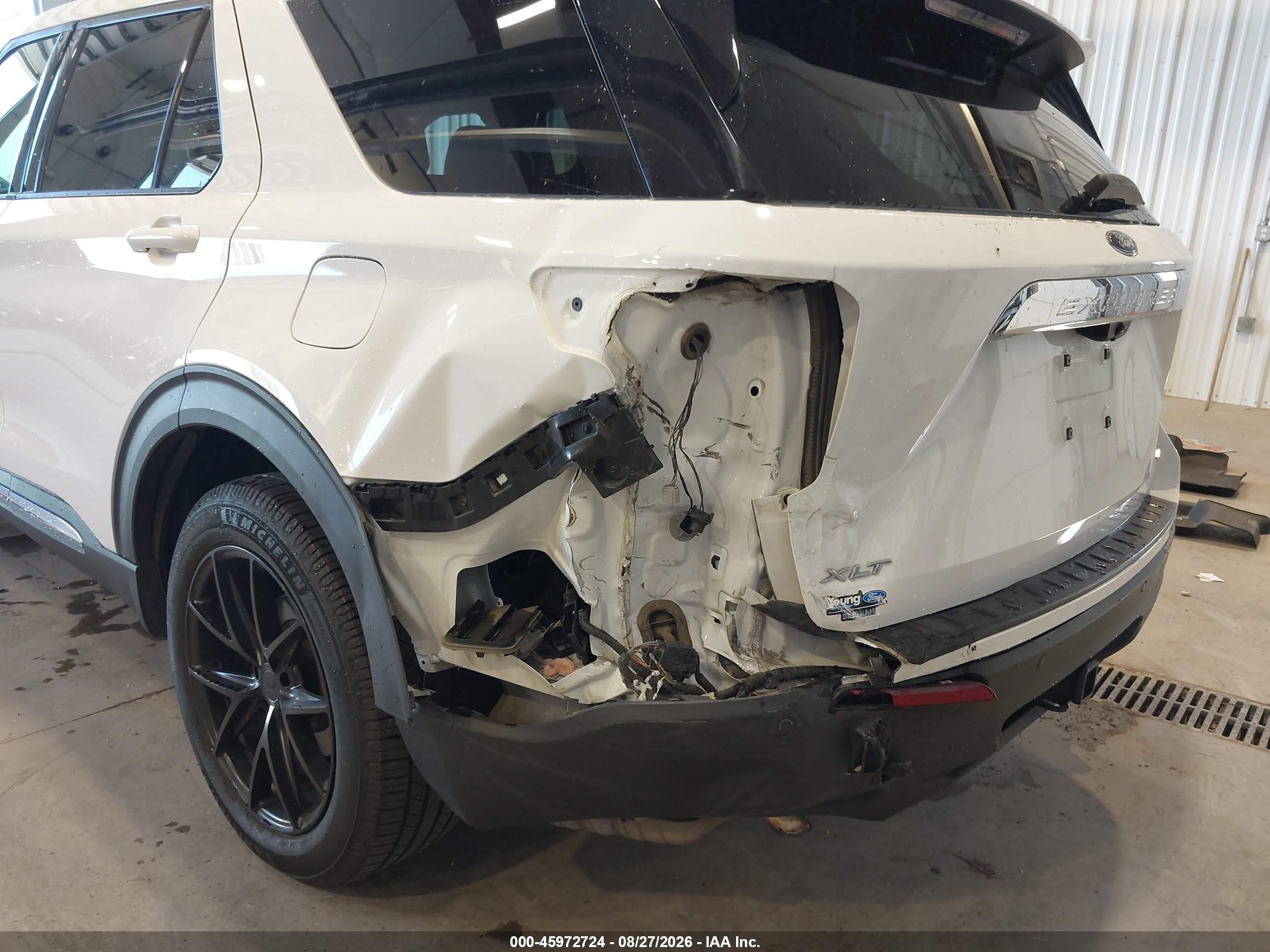 2021 Ford Explorer VIN 1FMSK8DHXMGA83172 IAAI salvage auction — Front & Rear, Salvage (Utah), sold $7,600 on 2026-10-01 (photo 6)