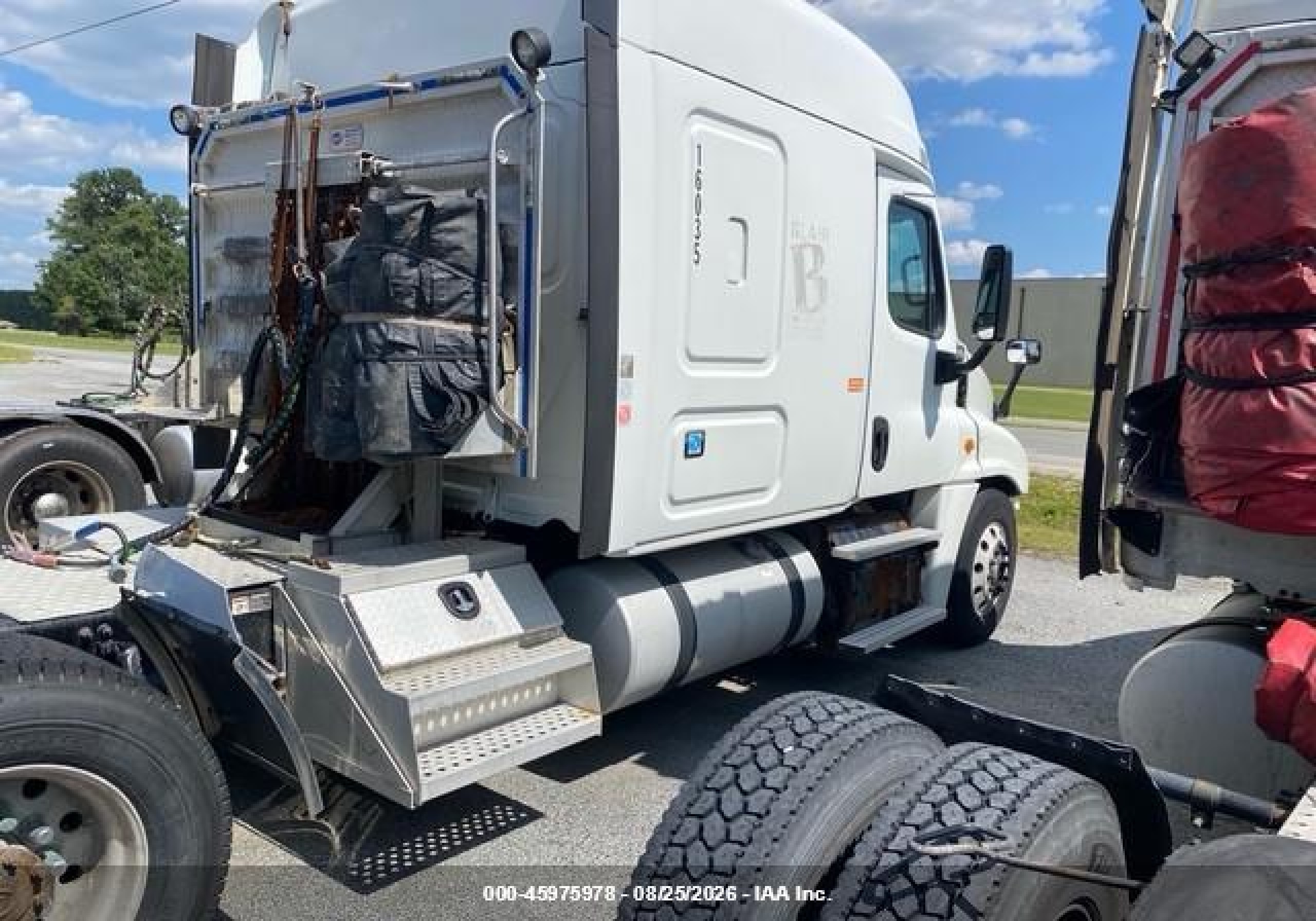 2016 Freightliner Cascadia 125 VIN 3AKJGLD69GSGV1037 IAAI salvage auction — Normal Wear, Clear (Texas), sold $5,500 on 2026-09-16 (photo 3)