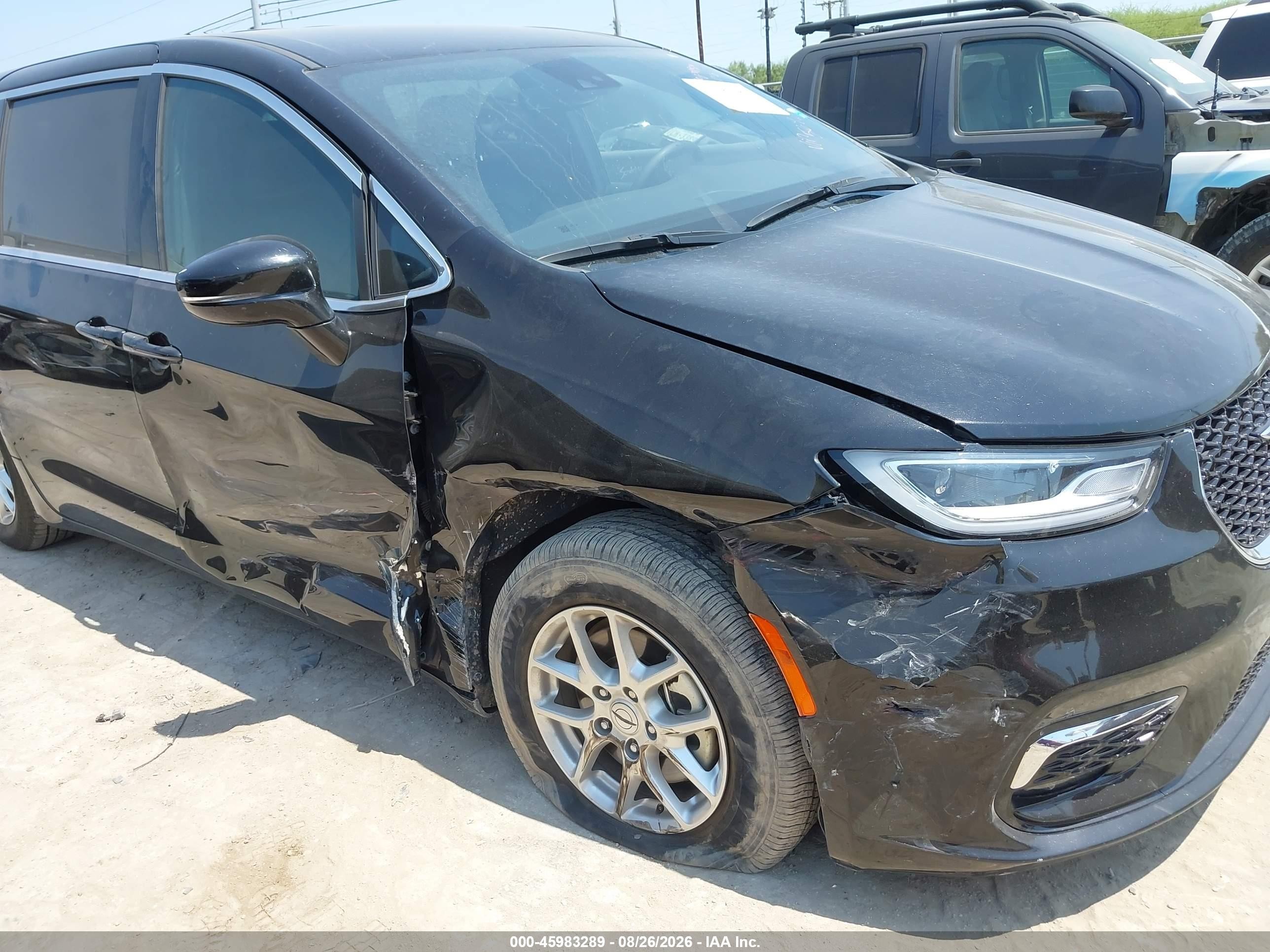 2025 Chrysler Pacifica VIN 2C4RC1BG6SR569653 IAAI salvage auction — Side, Enterprise Vehicles Clear Only (Indiana), sold $15,000 on 2026-09-09 (photo 6)