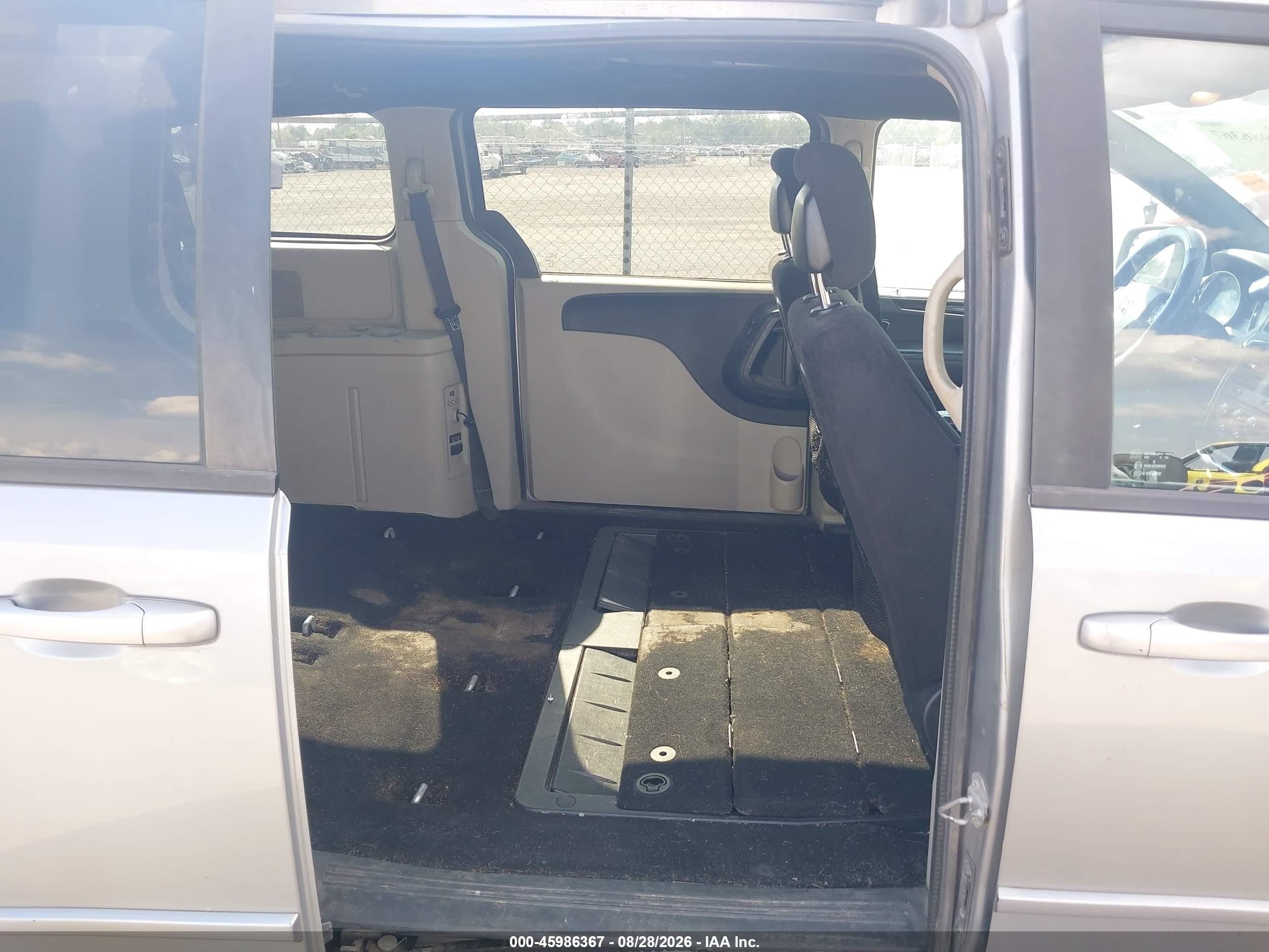 2014 Dodge Grand Caravan VIN 2C4RDGBG2ER303096 IAAI salvage auction — Front & Rear, Salvage (Arkansas), sold $250 on 2026-09-14 (photo 8)