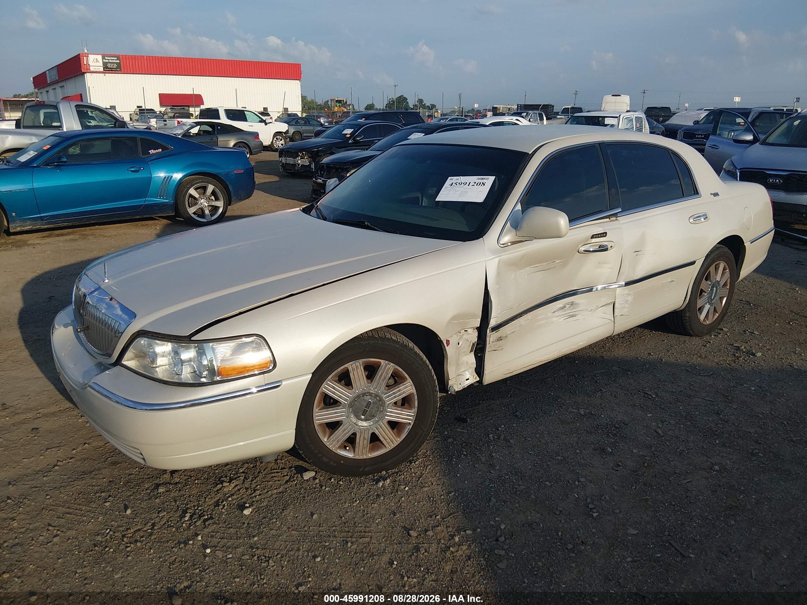 2005 Lincoln Town Car VIN 1LNHM82W75Y664839 IAAI salvage auction — Side, Clear (Arkansas), sold $650 on 2026-09-25 (photo 2)