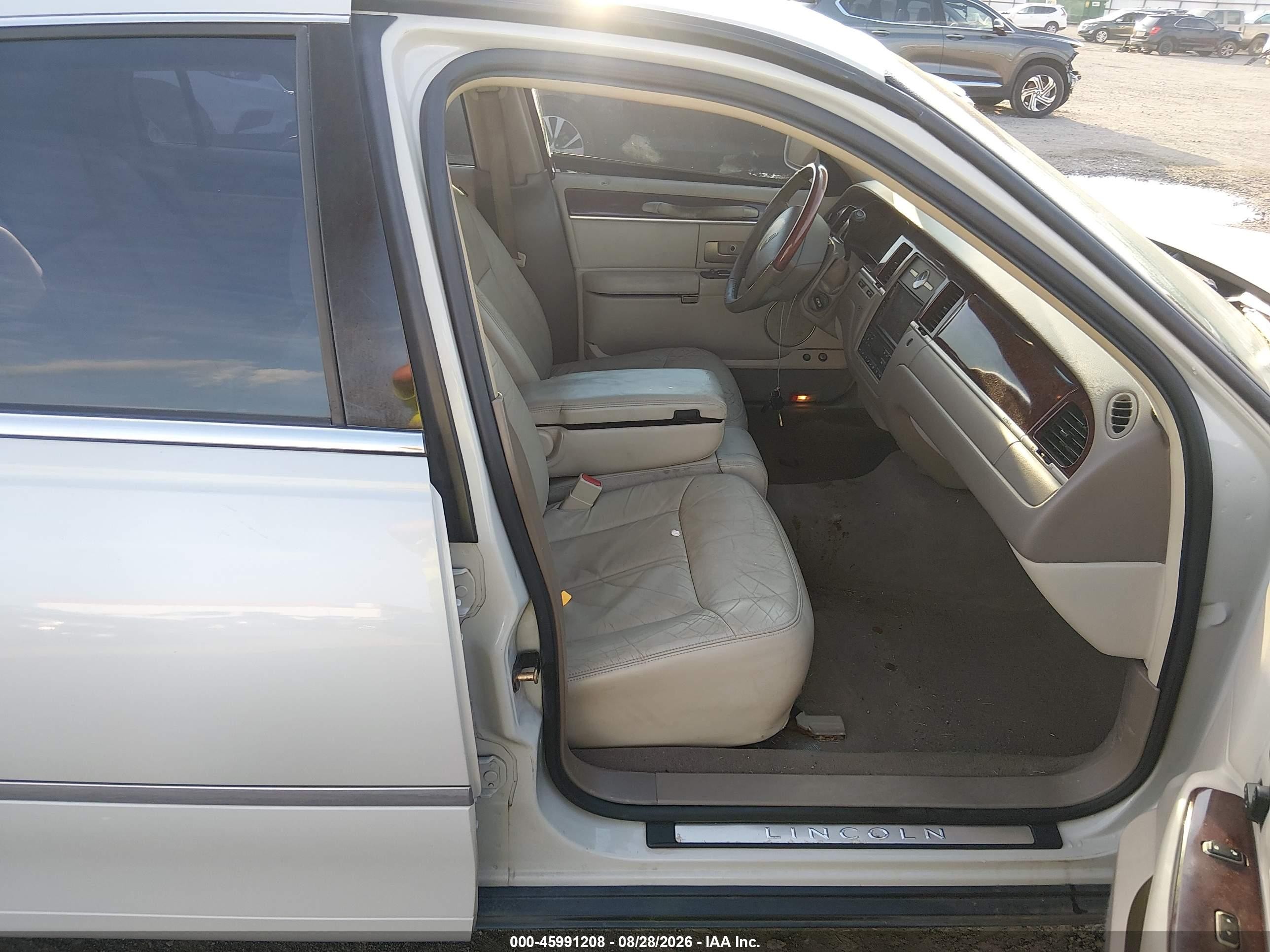 2005 Lincoln Town Car VIN 1LNHM82W75Y664839 IAAI salvage auction — Side, Clear (Arkansas), sold $650 on 2026-09-25 (photo 5)