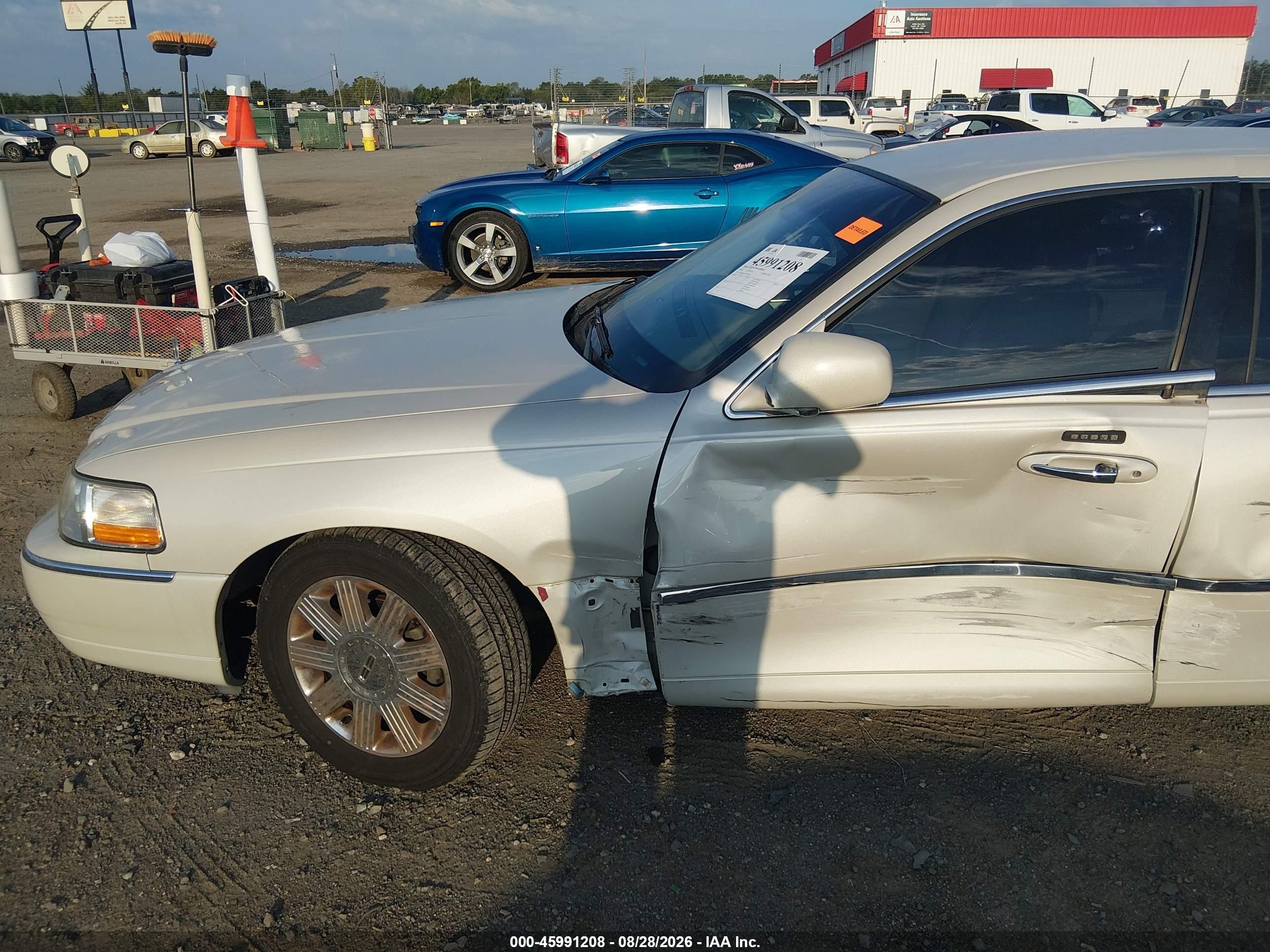2005 Lincoln Town Car VIN 1LNHM82W75Y664839 IAAI salvage auction — Side, Clear (Arkansas), sold $650 on 2026-09-25 (photo 6)