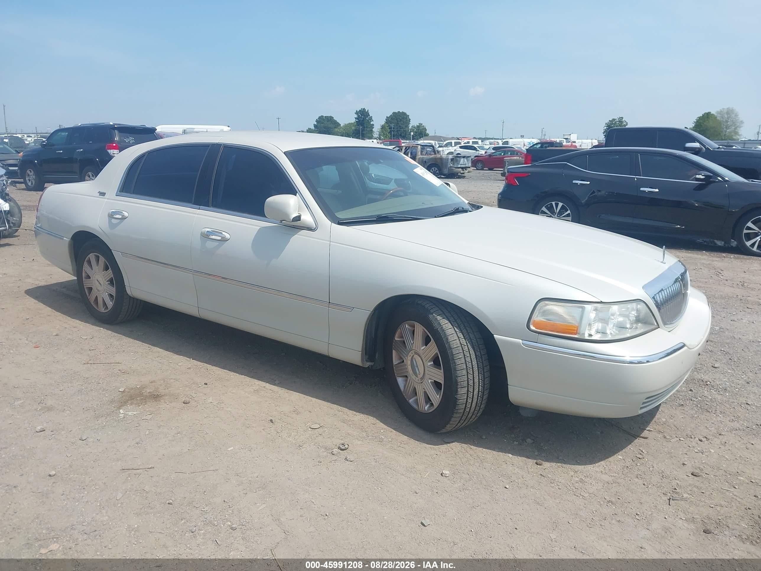 2005 Lincoln Town Car VIN 1LNHM82W75Y664839 IAAI salvage auction — Side, Clear (Arkansas), sold $650 on 2026-09-25 (photo 1)