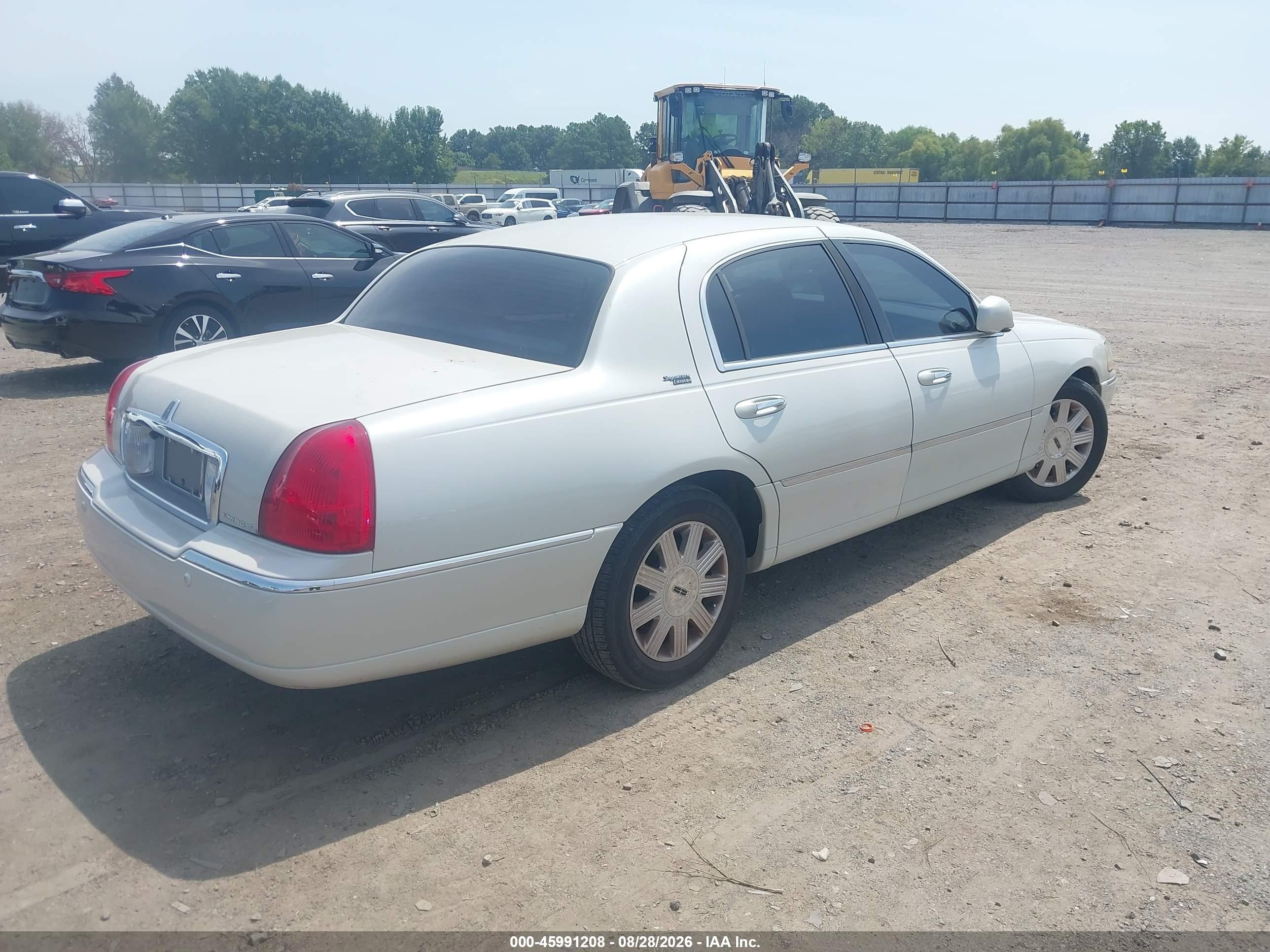 2005 Lincoln Town Car VIN 1LNHM82W75Y664839 IAAI salvage auction — Side, Clear (Arkansas), sold $650 on 2026-09-25 (photo 4)