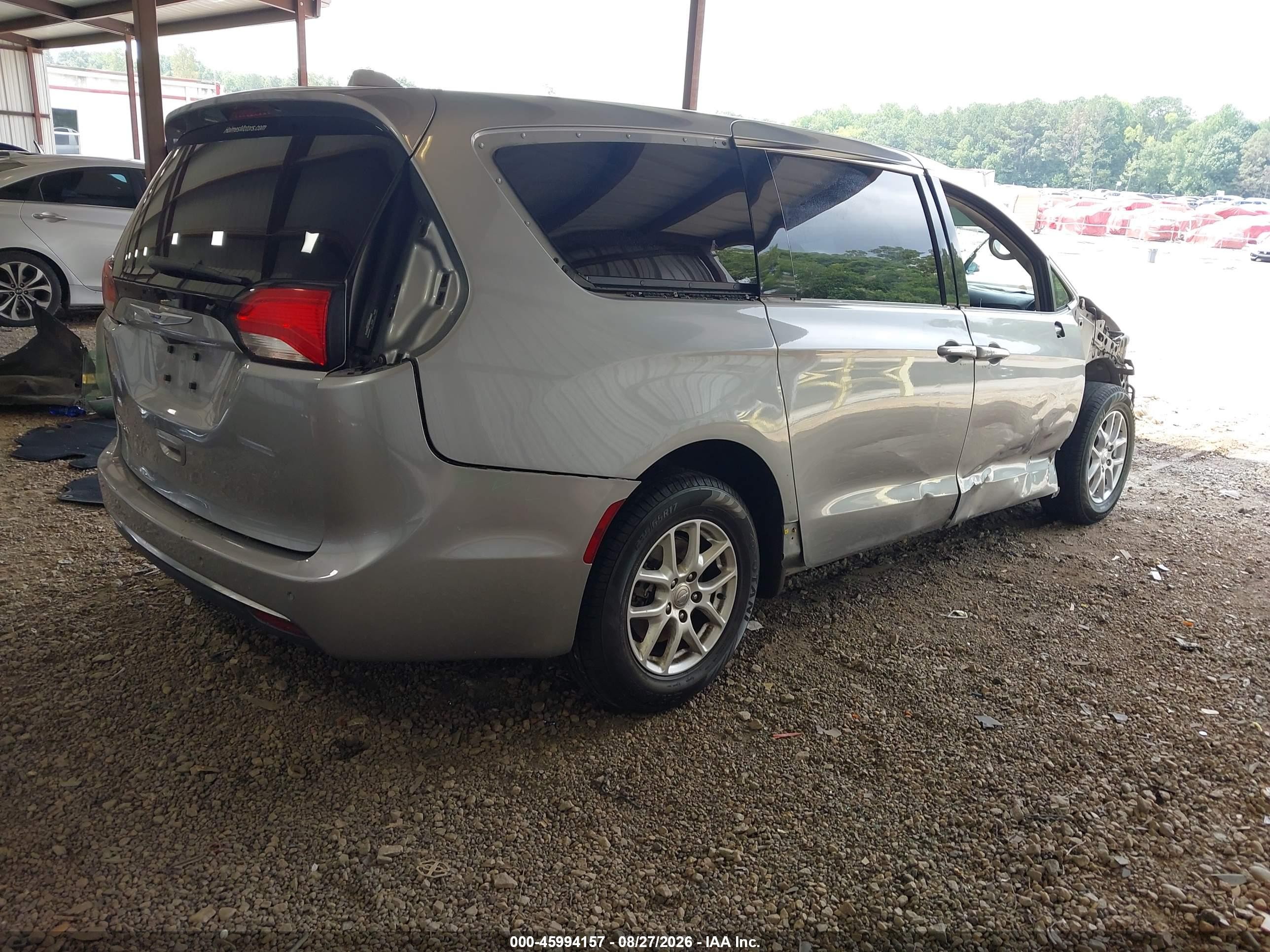 2020 Chrysler Pacifica VIN 2C4RC1FG3LR171909 IAAI salvage auction — All Over, Salvage (Georgia), sold $2,200 on 2026-10-16 (photo 4)