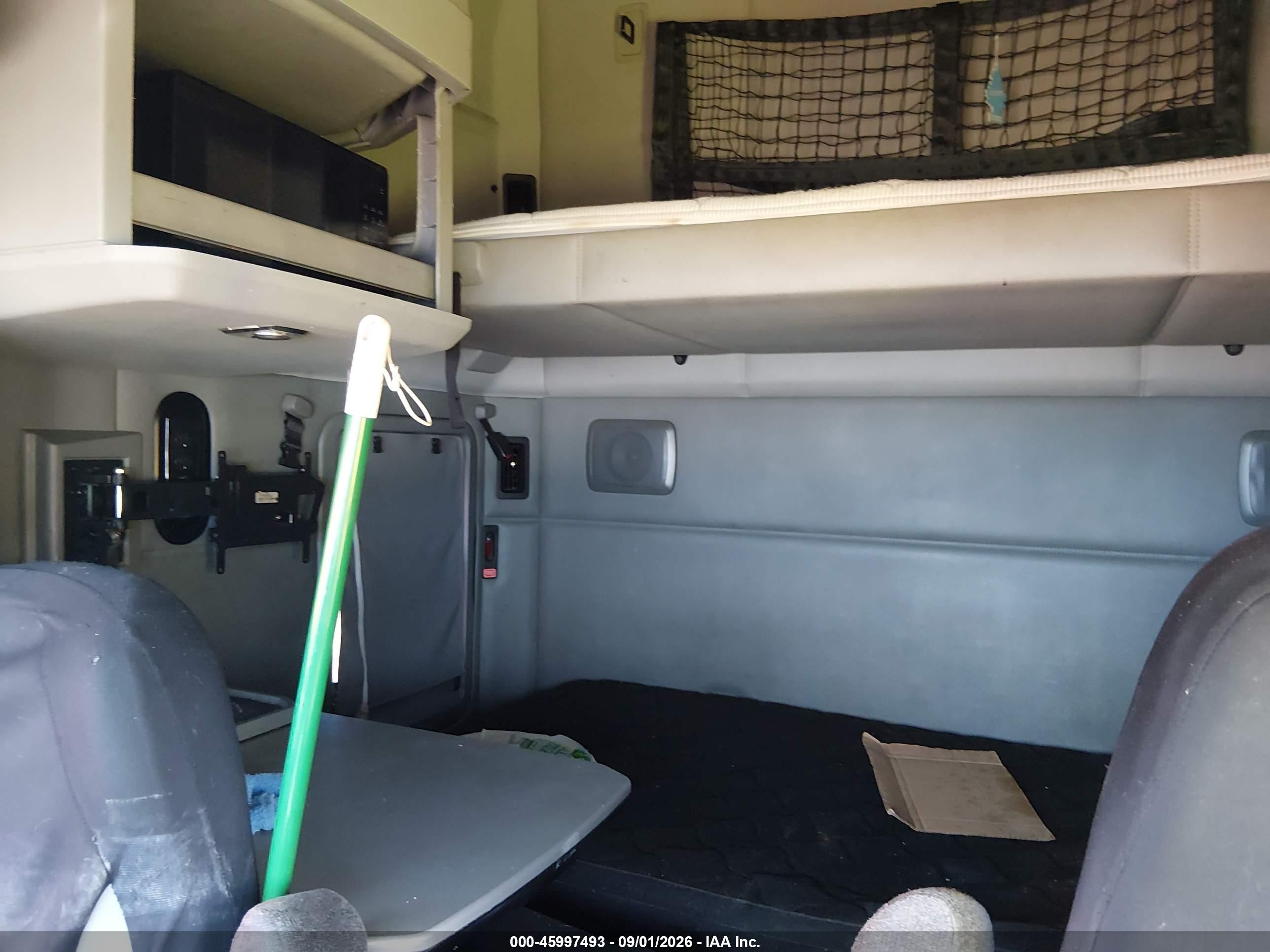 2019 Kenworth T680**poss Ors VIN 1XKYD49X1KJ237077 IAAI salvage auction — Repossession, Clear (California), sold $22,550 on 2026-09-09 (photo 6)