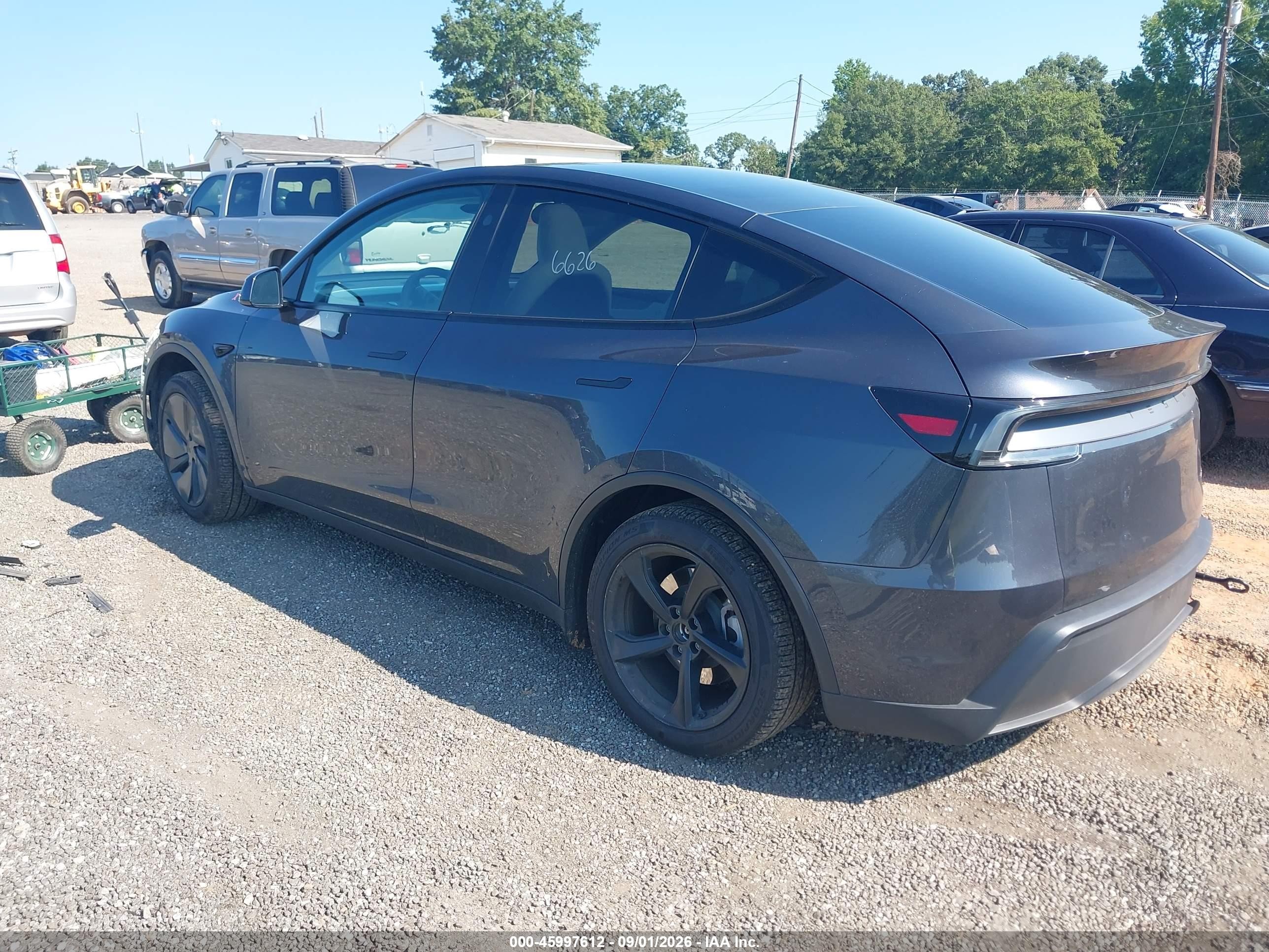 2026 Tesla Model Y VIN 7SAYGDEE4TA443185 IAAI salvage auction — Side, Salvage (South Carolina), sold $22,800 on 2026-09-23 (photo 3)
