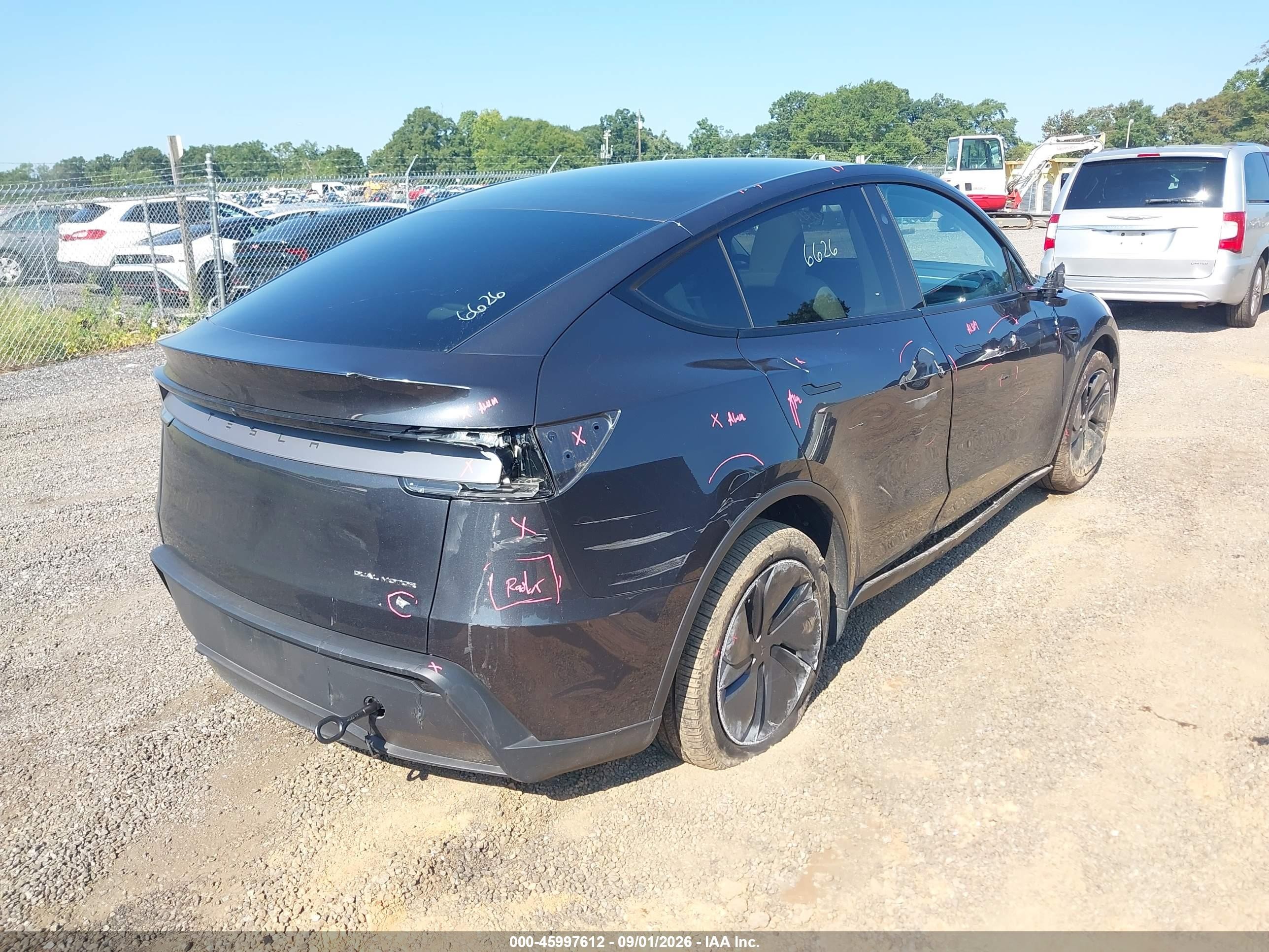 2026 Tesla Model Y VIN 7SAYGDEE4TA443185 IAAI salvage auction — Side, Salvage (South Carolina), sold $22,800 on 2026-09-23 (photo 4)
