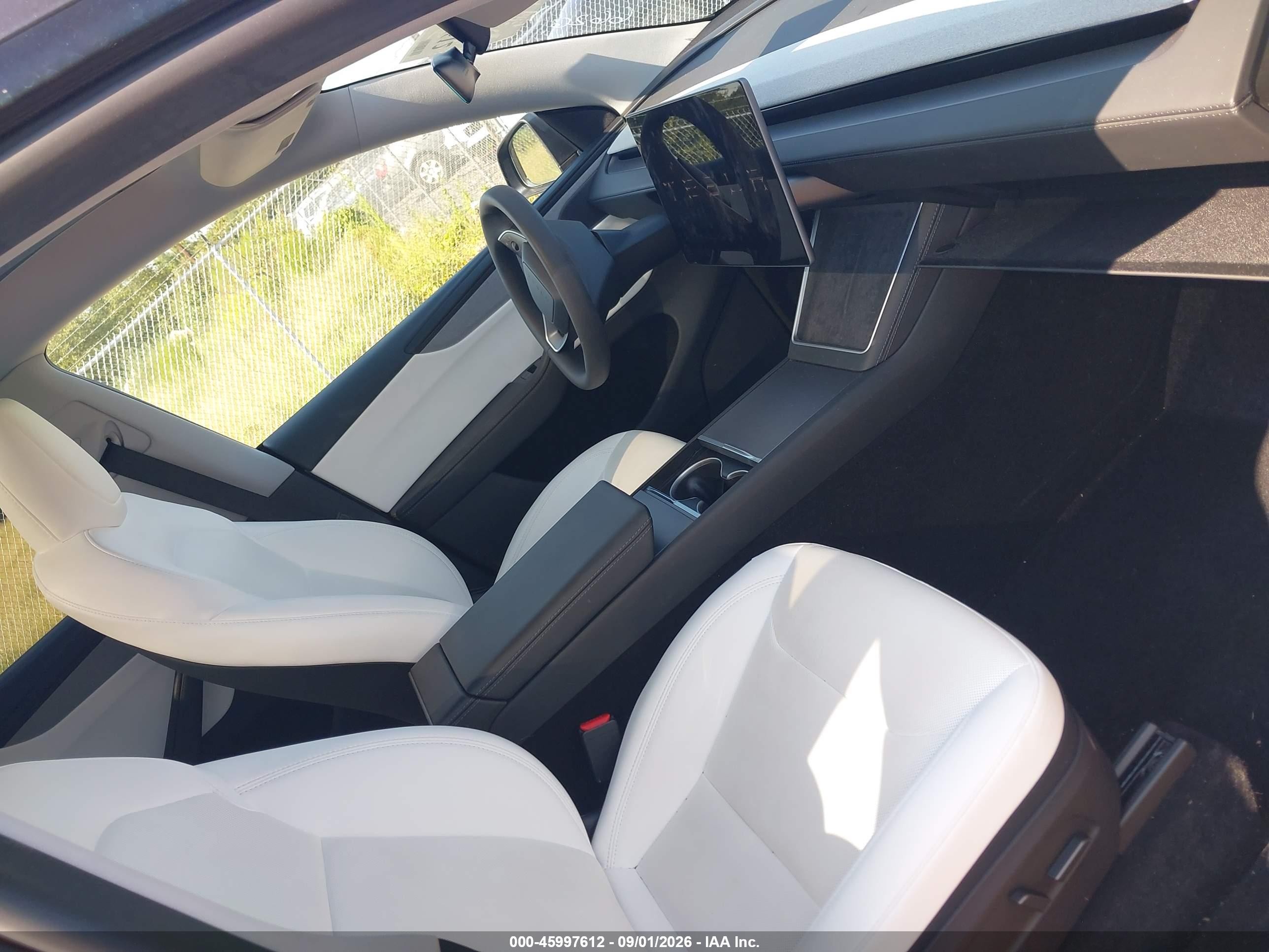 2026 Tesla Model Y VIN 7SAYGDEE4TA443185 IAAI salvage auction — Side, Salvage (South Carolina), sold $22,800 on 2026-09-23 (photo 5)