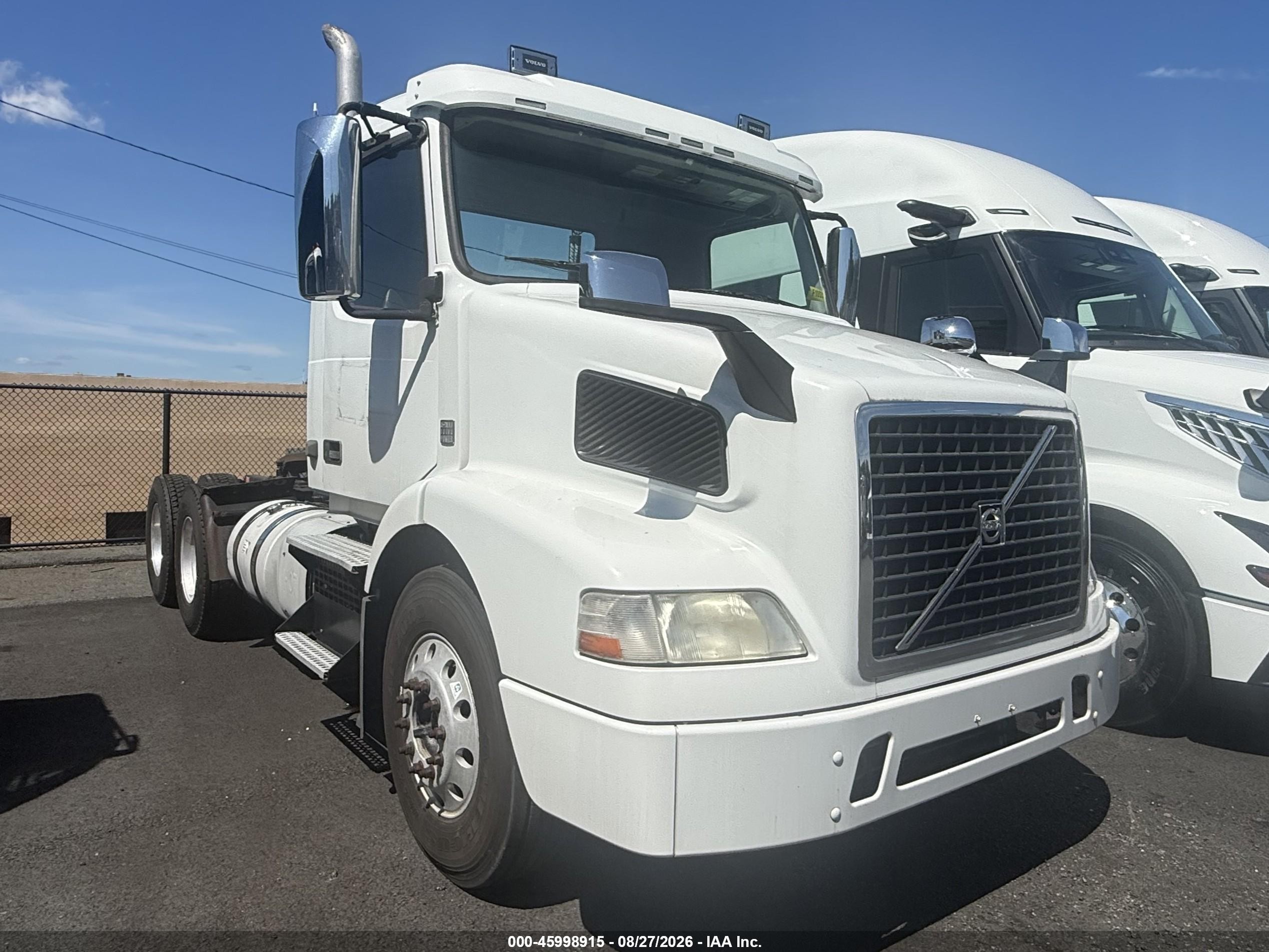 2015 Volvo Vnm64t VIN 4V4MC9DG8FN191865 IAAI salvage auction — Normal Wear, Clear (New Jersey), sold $14,950 on 2026-09-18 (photo 1)