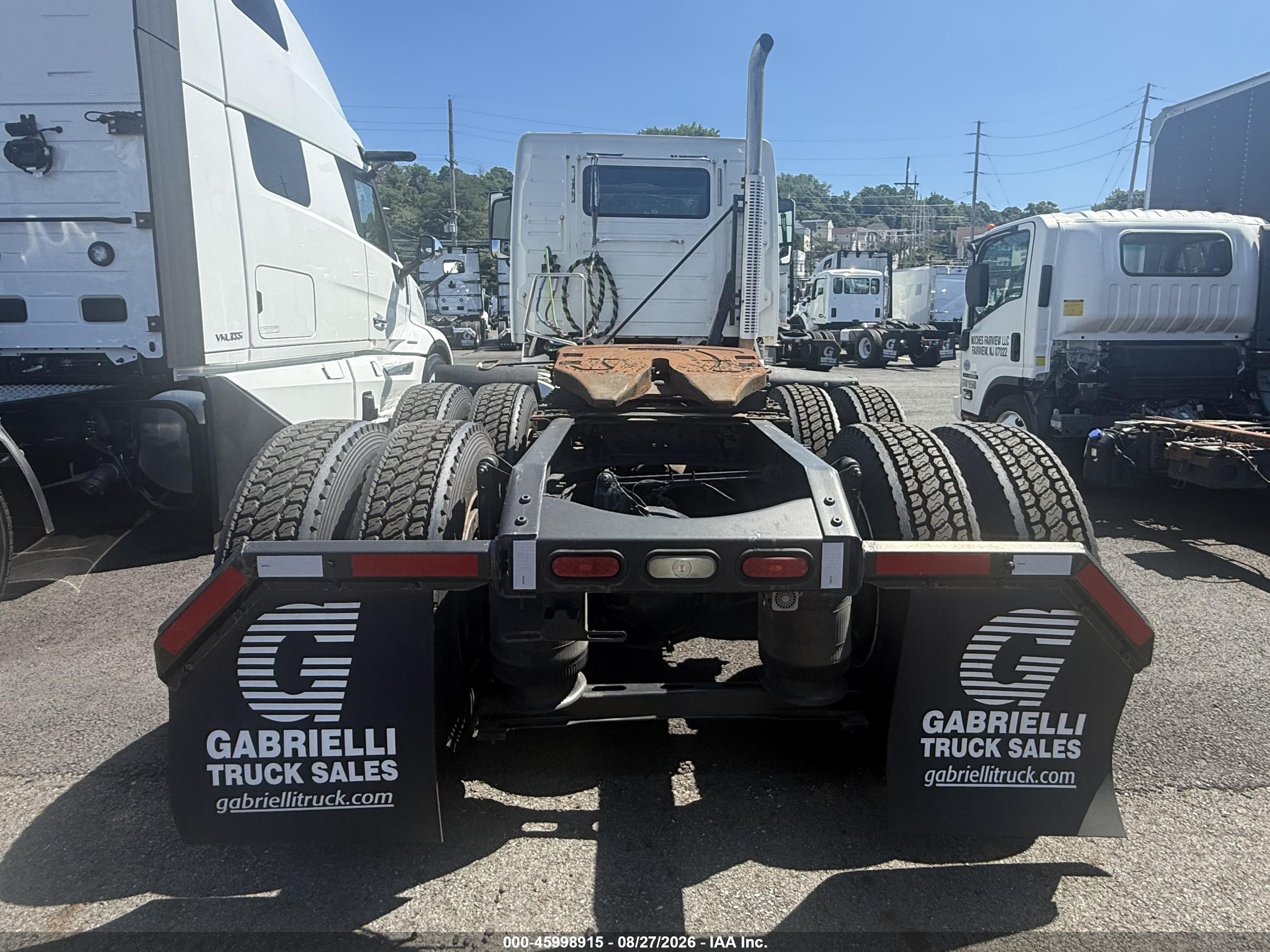 2015 Volvo Vnm64t VIN 4V4MC9DG8FN191865 IAAI salvage auction — Normal Wear, Clear (New Jersey), sold $14,950 on 2026-09-18 (photo 5)