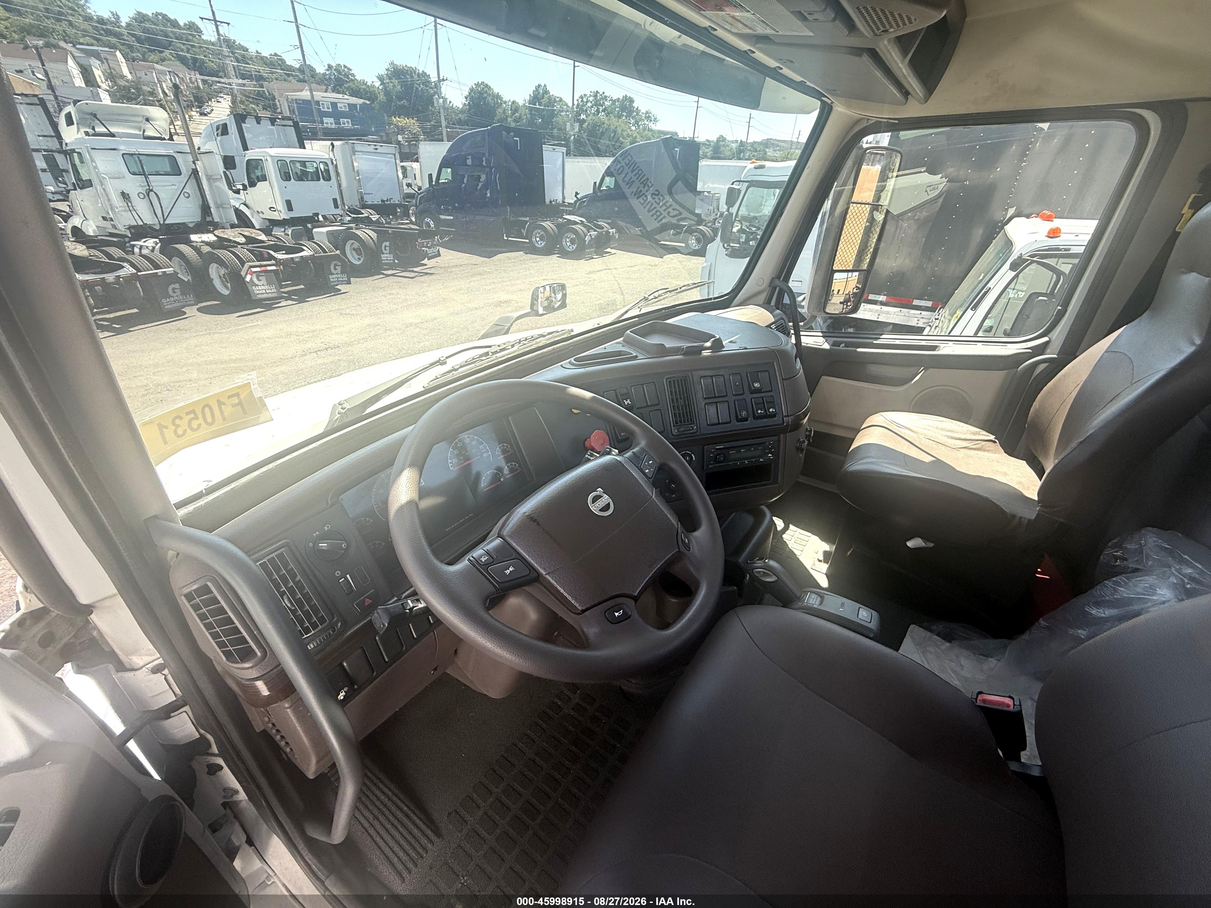 2015 Volvo Vnm64t VIN 4V4MC9DG8FN191865 IAAI salvage auction — Normal Wear, Clear (New Jersey), sold $14,950 on 2026-09-18 (photo 7)