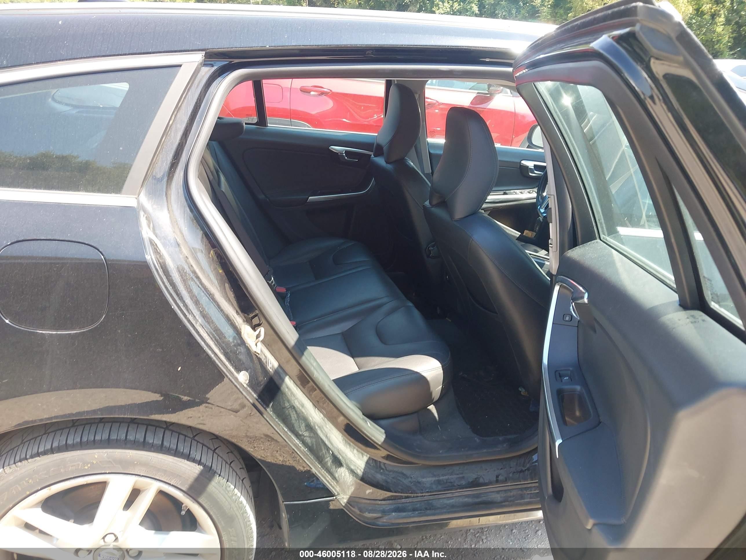 2015 Volvo V60 VIN YV140MEB7F1207680 IAAI salvage auction — Normal Wear, Clear (Missouri), sold $1,800 on 2026-09-18 (photo 8)