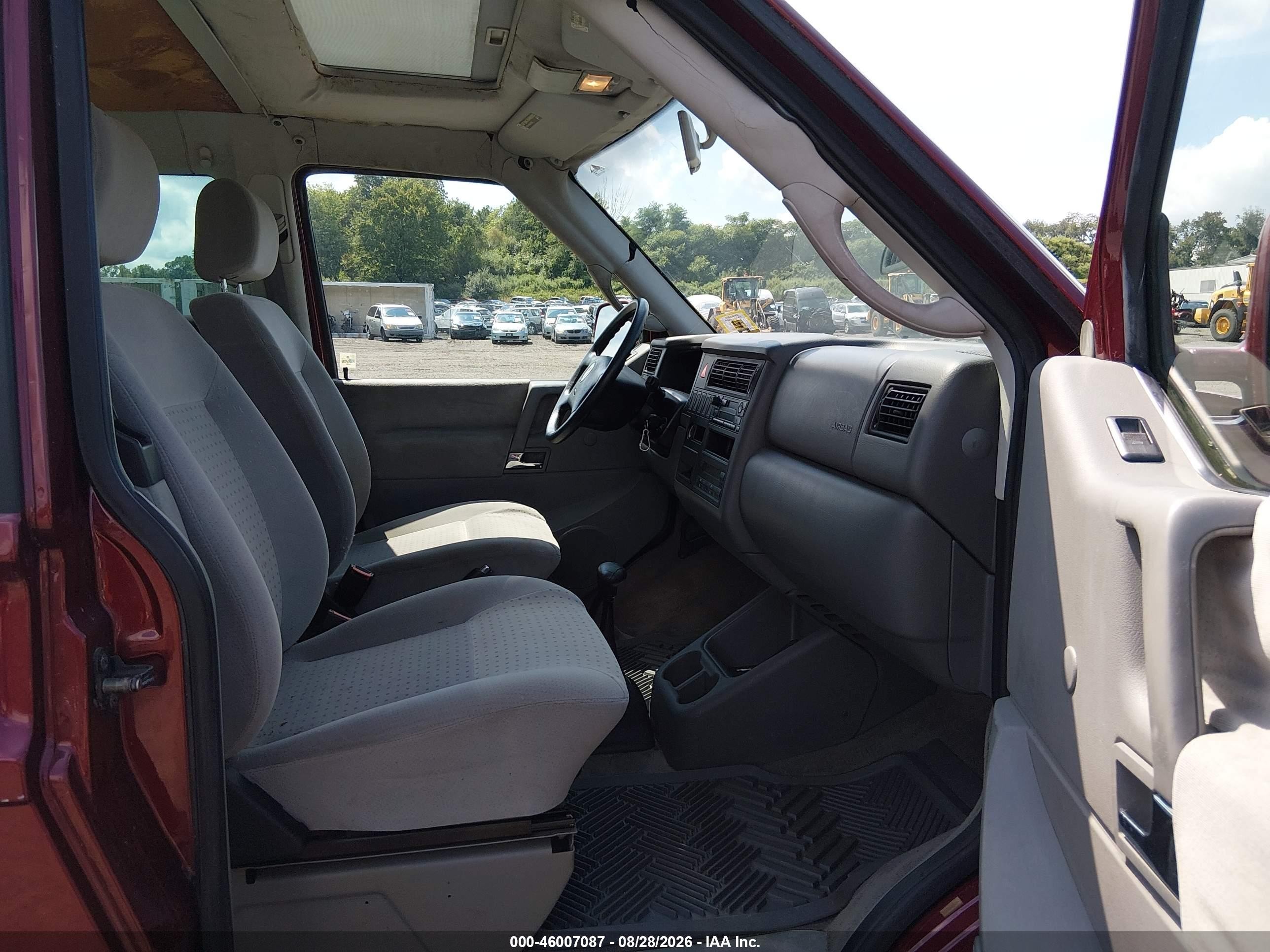 2000 Volkswagen Eurovan VIN WV2MH4708YH092898 IAAI salvage auction — Normal Wear, Clear (New Jersey), sold $600 on 2026-09-17 (photo 5)