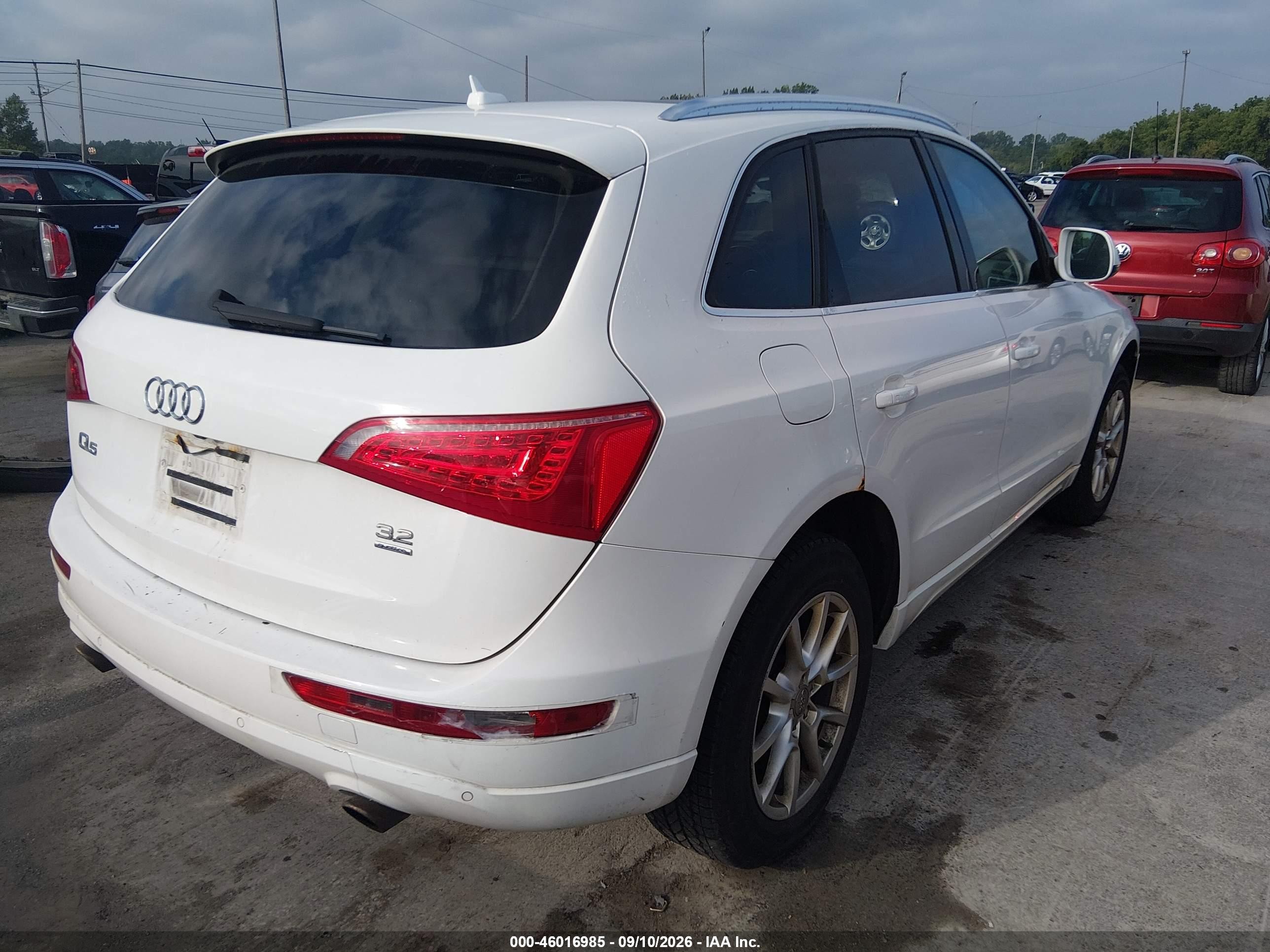 2010 Audi Q5 VIN WA1LKAFP2AA052320 IAAI salvage auction — Side, Salvage (Ohio), sold $600 on 2026-09-30 (photo 4)