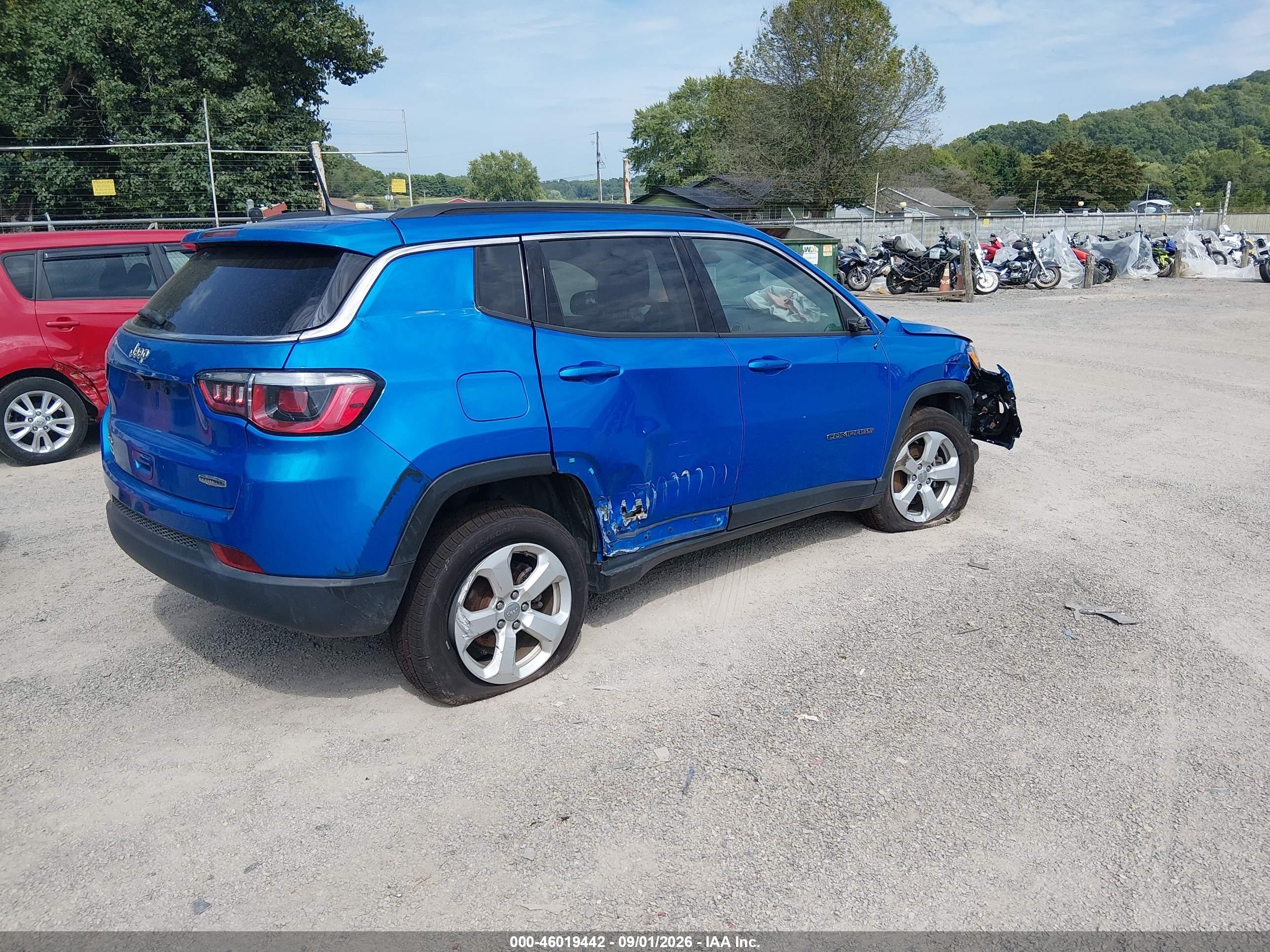 2019 Jeep Compass VIN 3C4NJDBB2KT656120 IAAI salvage auction — Side, Salvage (Ohio), sold $1,275 on 2026-10-03 (photo 4)