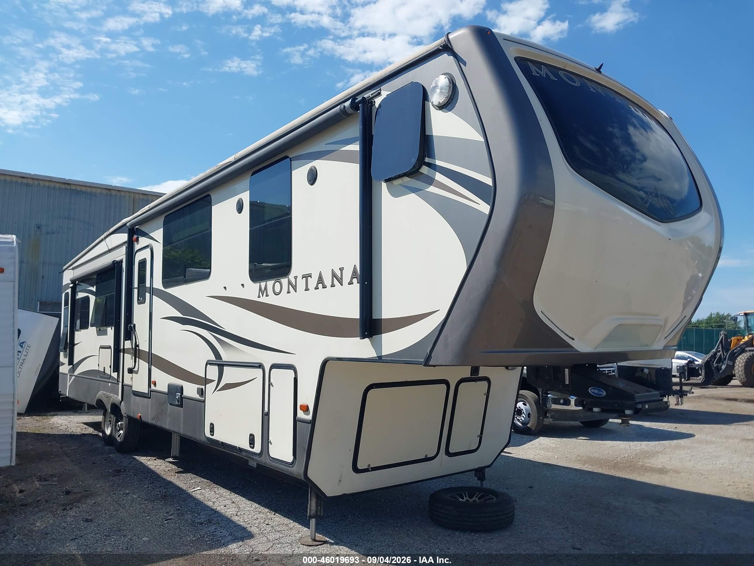 2017 Keystone Montana VIN 4YDF38122H4702466 — IAAI salvage auction photo