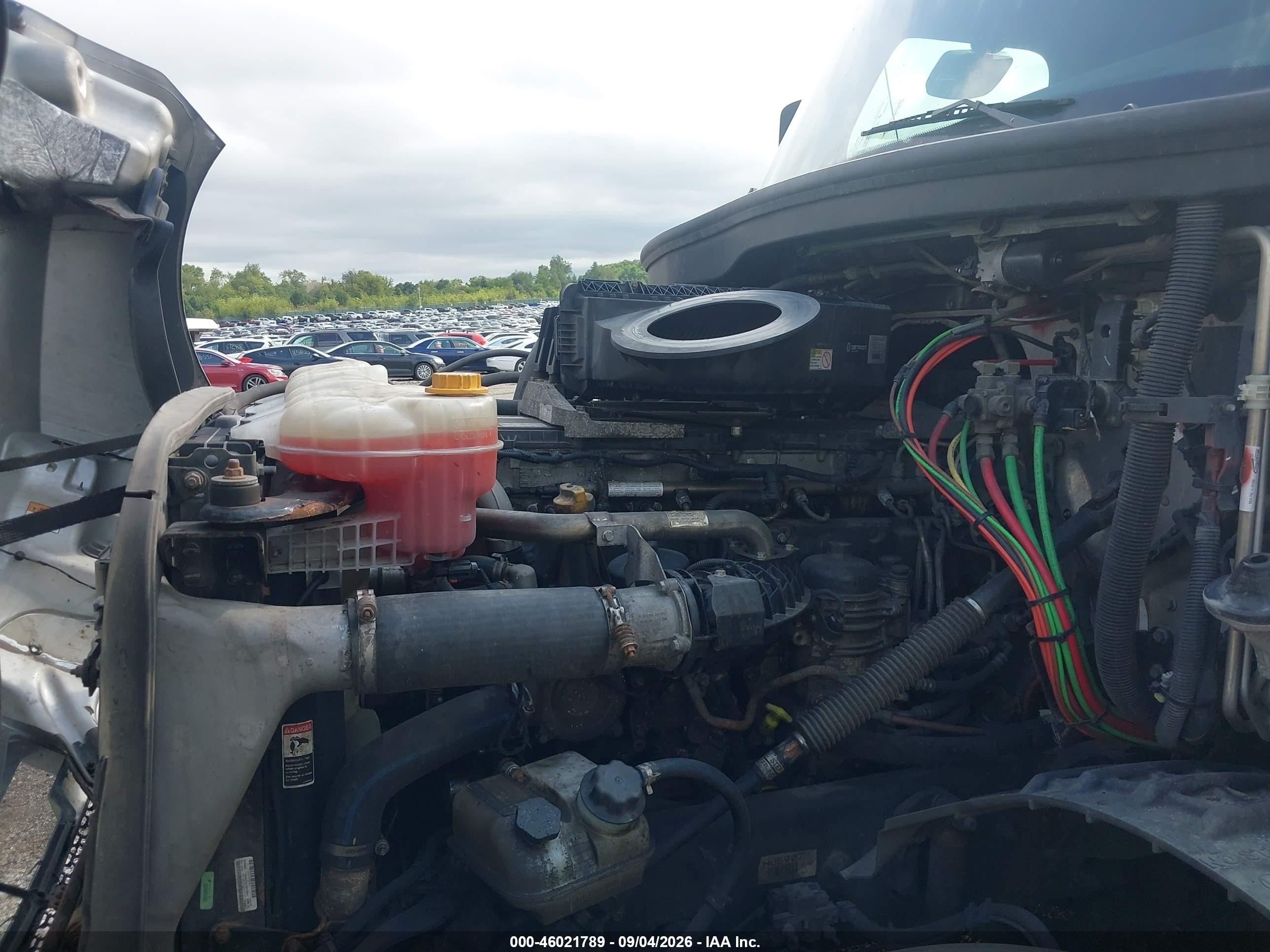 2019 Freightliner New Cascadia 126 VIN 3AKJHHDR6KSHU5907 IAAI salvage auction — Repossession, Original (West Virginia), sold $19,700 on 2026-09-23 (photo 9)