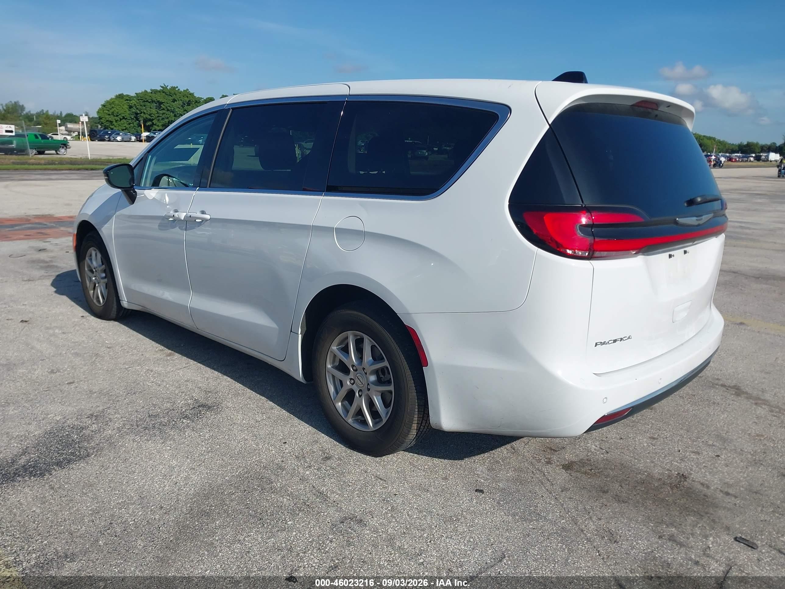 2024 Chrysler Pacifica VIN 2C4RC1BG4RR149643 IAAI salvage auction — Side, Enterprise Vehicles Clear Only (New Jersey), sold $10,300 on 2026-09-06 (photo 3)