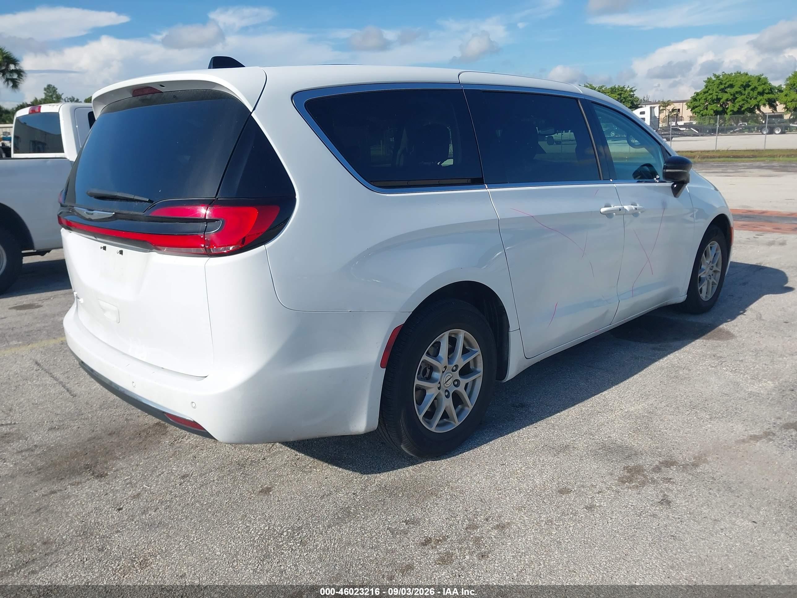 2024 Chrysler Pacifica VIN 2C4RC1BG4RR149643 IAAI salvage auction — Side, Enterprise Vehicles Clear Only (New Jersey), sold $10,300 on 2026-09-06 (photo 4)