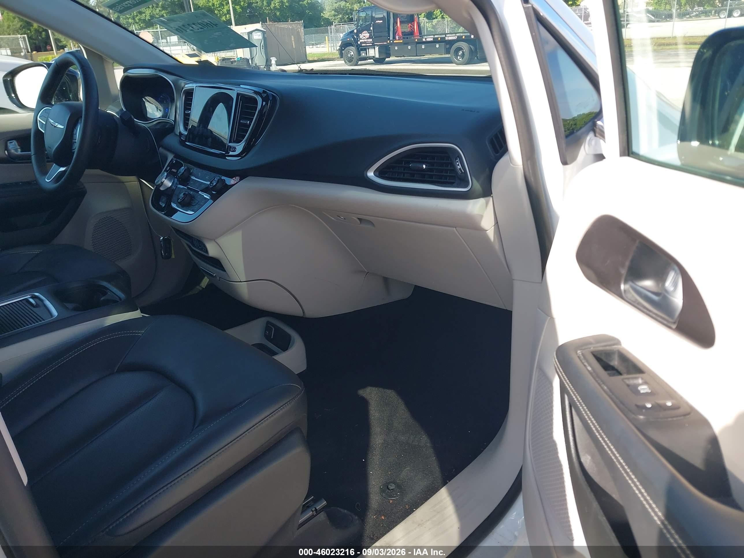 2024 Chrysler Pacifica VIN 2C4RC1BG4RR149643 IAAI salvage auction — Side, Enterprise Vehicles Clear Only (New Jersey), sold $10,300 on 2026-09-06 (photo 5)