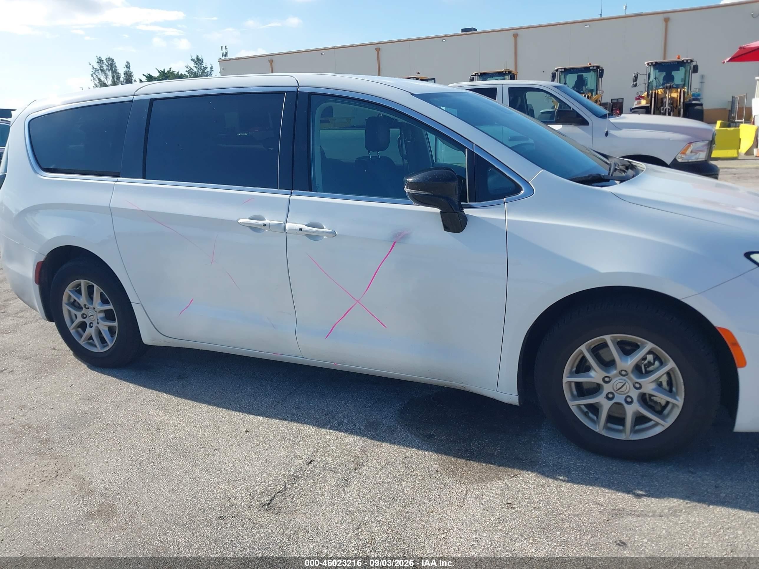 2024 Chrysler Pacifica VIN 2C4RC1BG4RR149643 IAAI salvage auction — Side, Enterprise Vehicles Clear Only (New Jersey), sold $10,300 on 2026-09-06 (photo 6)